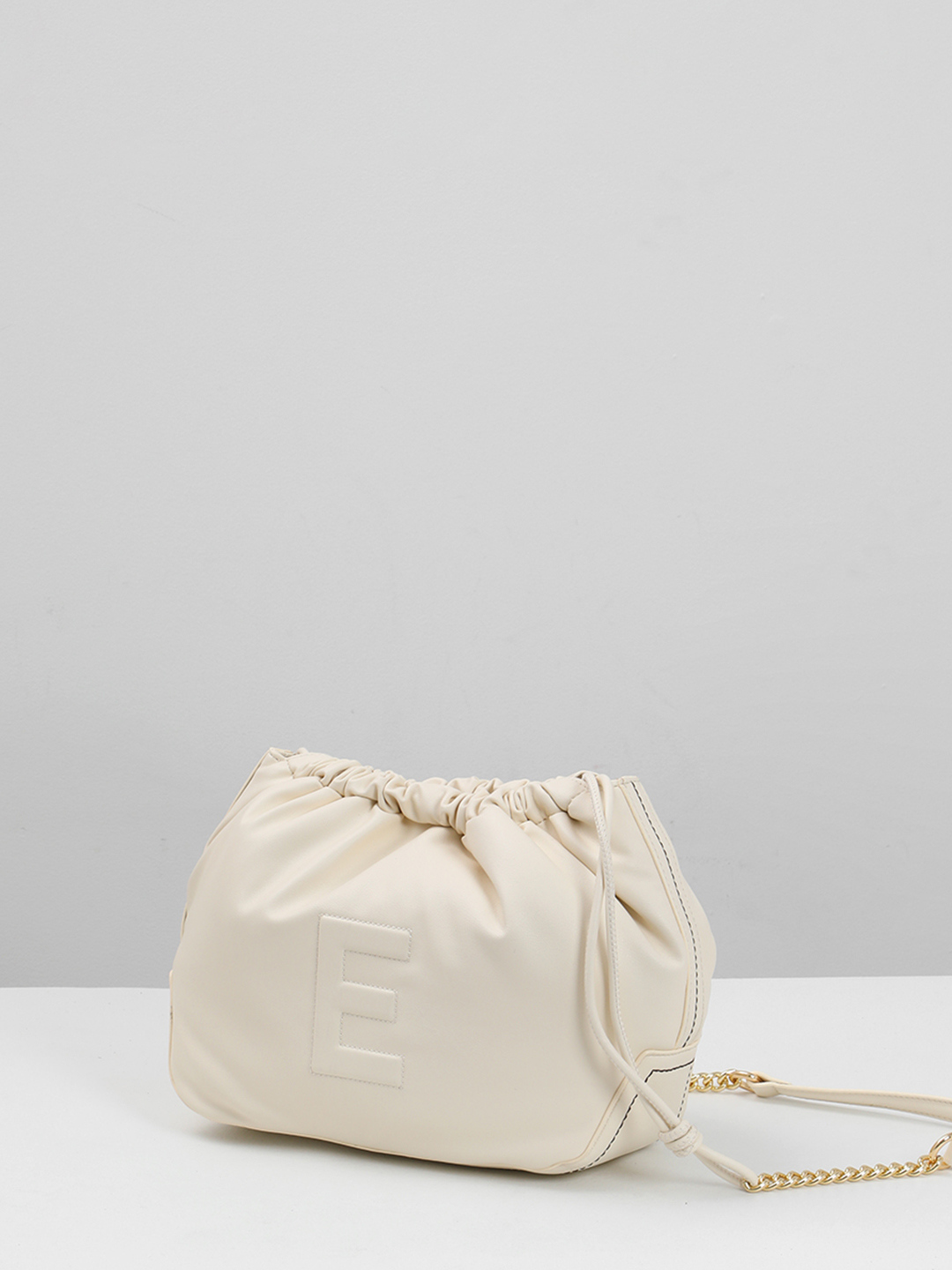 Сумка-мешок с объёмной монограммой ERMANNO FIRENZE в оттенке слоновой кости