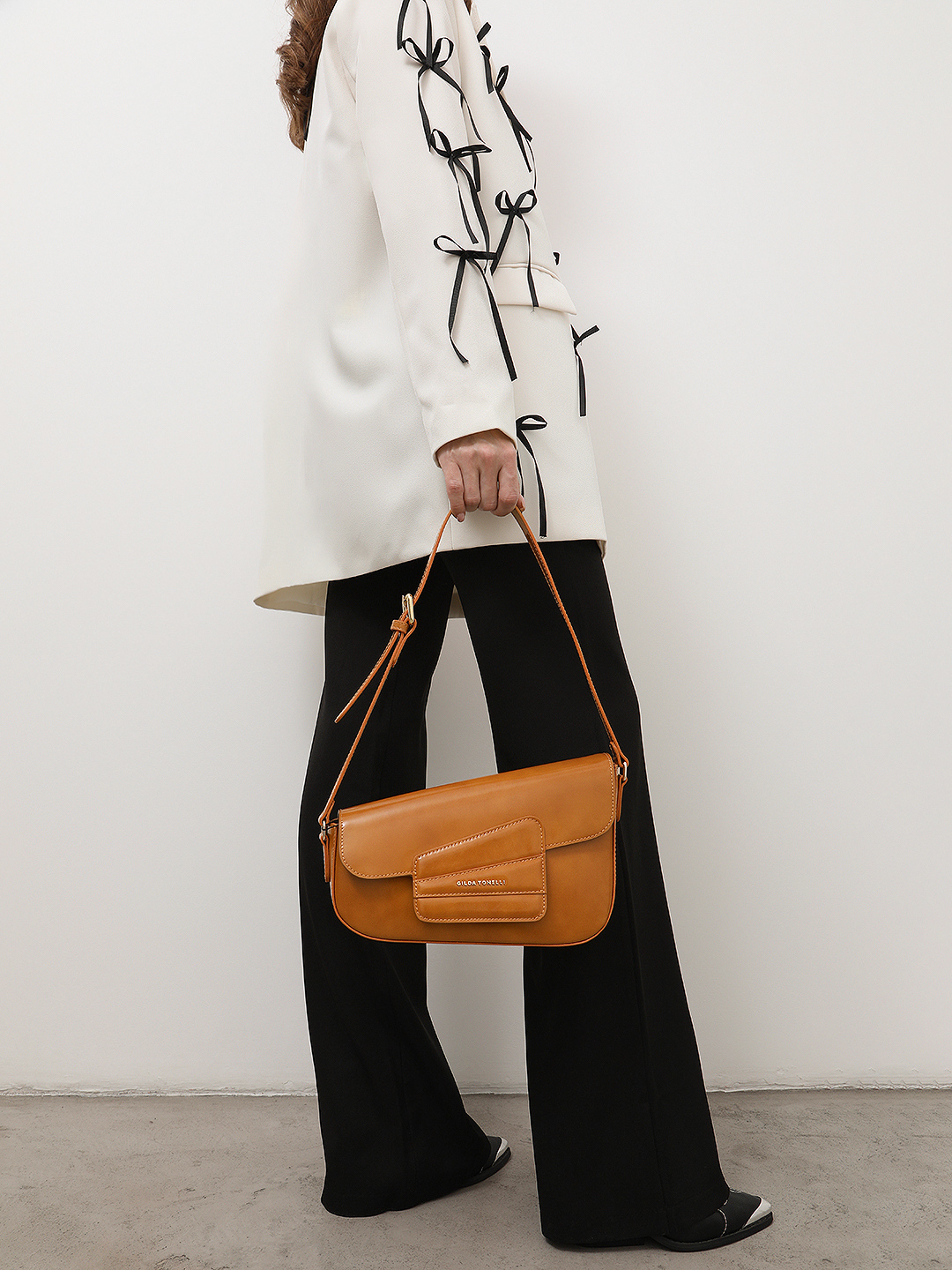 Скосый багет с именными буквами Gilda Tonelli в горчичном оттенке