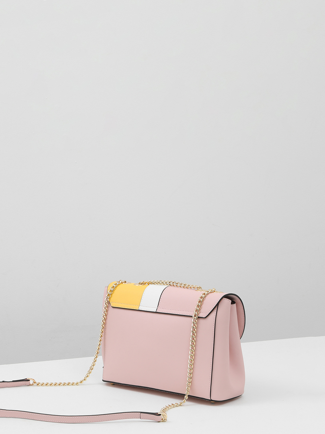 Розовая сумка на плечо с двойным ремнём с элементами цепи от CROMIA