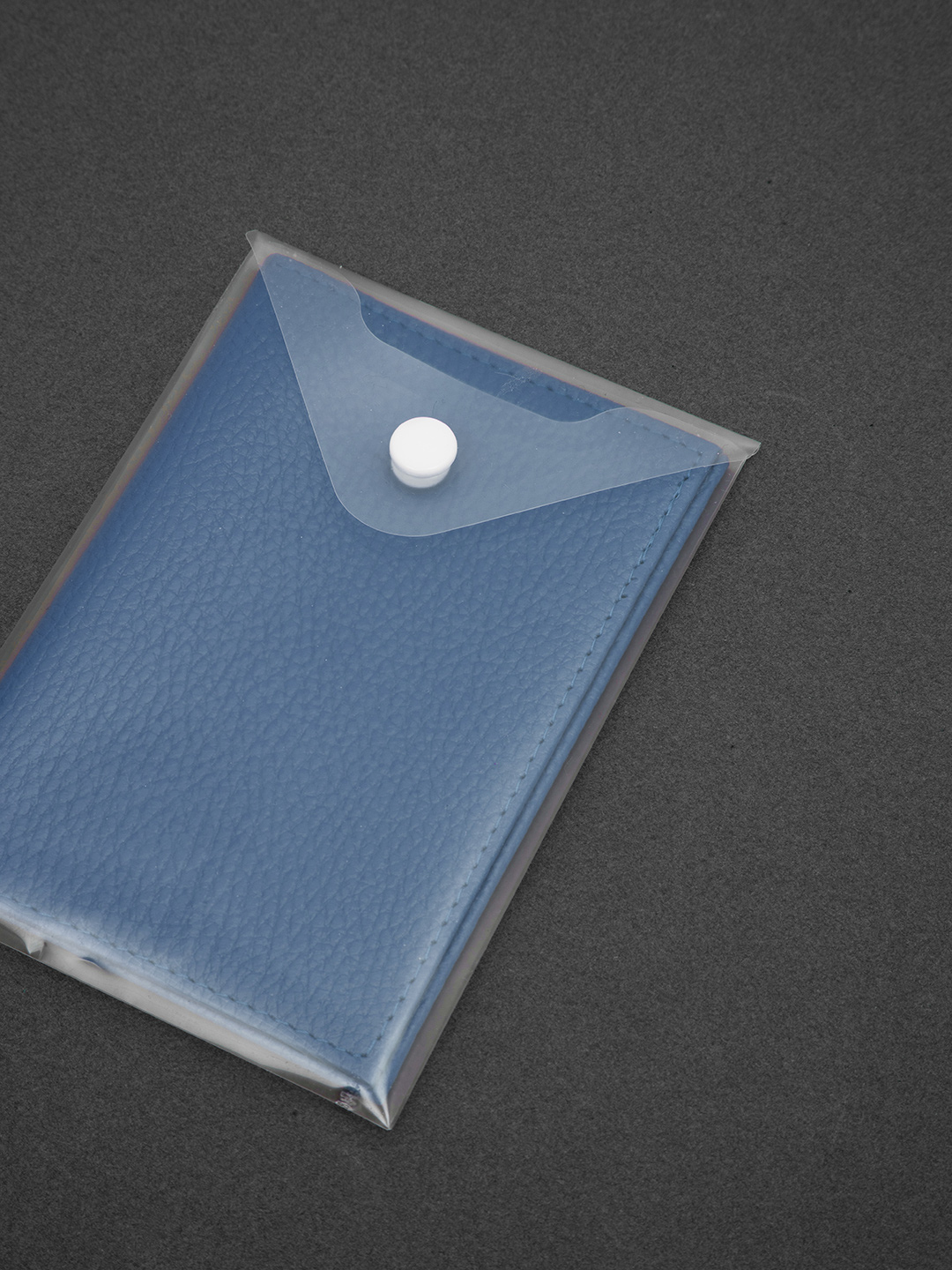 Обложка для паспорта в васильковом цвете от Alessandro Beato из натуральной кожи 