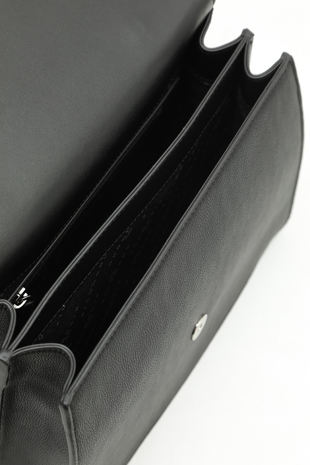 Сумка от John Richmond с именной металлической эмблемой в черном цвете