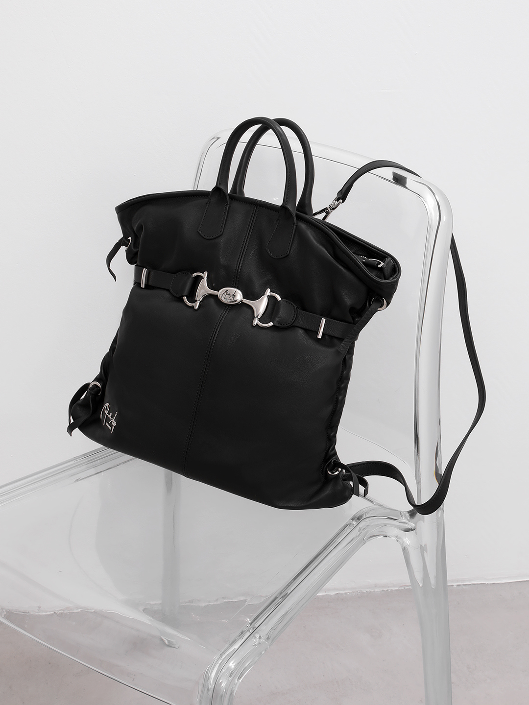 Чёрная сумка-рюкзак с кожаными складками и именной гравировкой Renato Angi