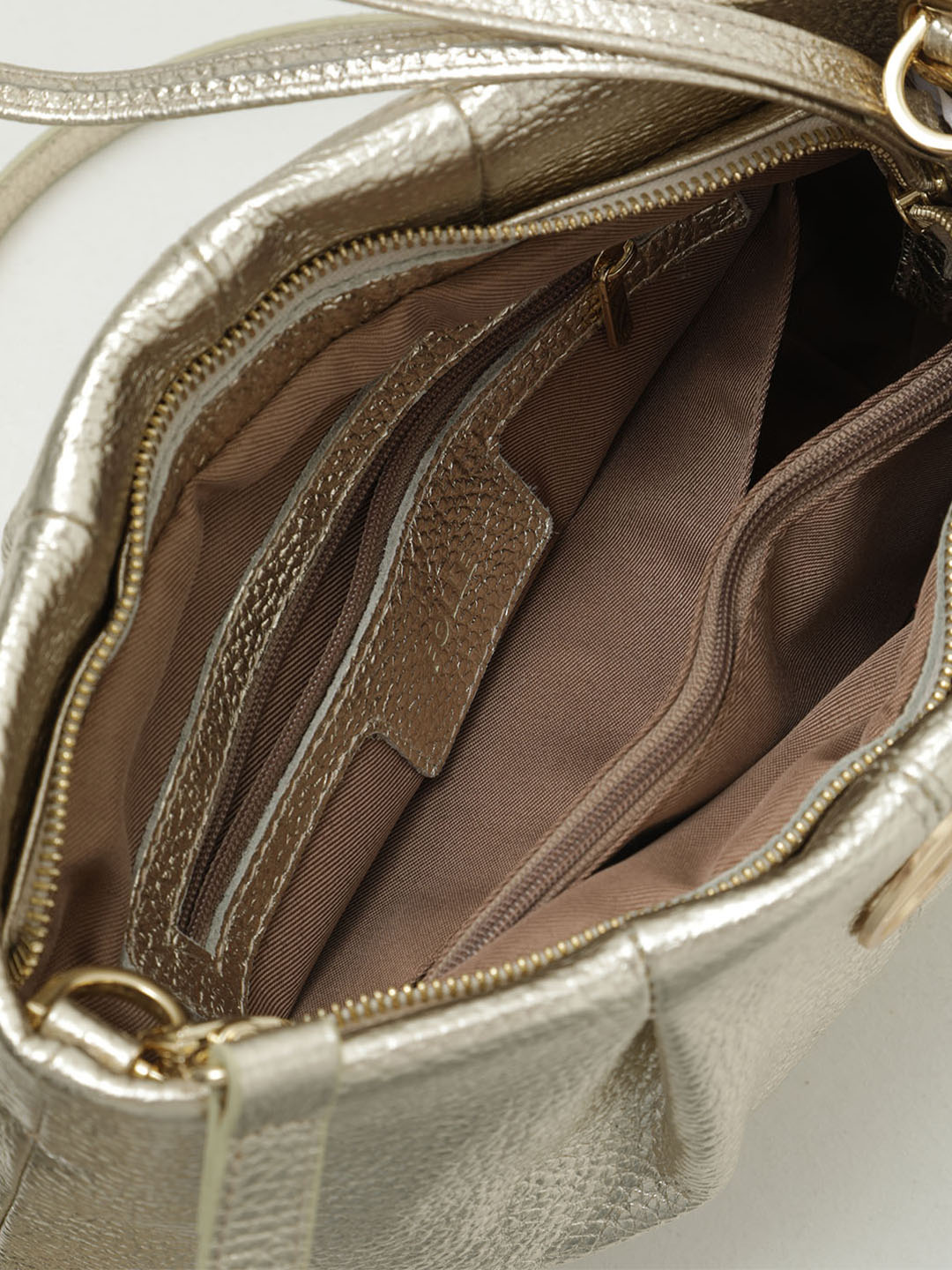 Небольшая сумка через плечо от Folle из натуральной кожи платинового цвета