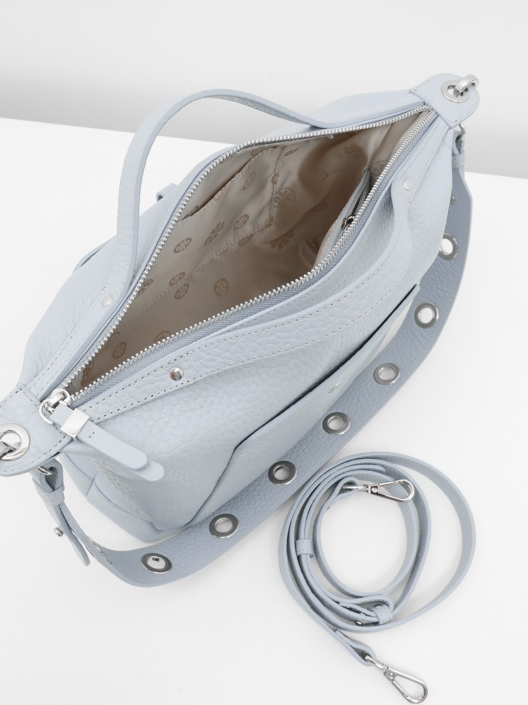 Голубая сумка с металлическими люверсами на ремне от KELLEN