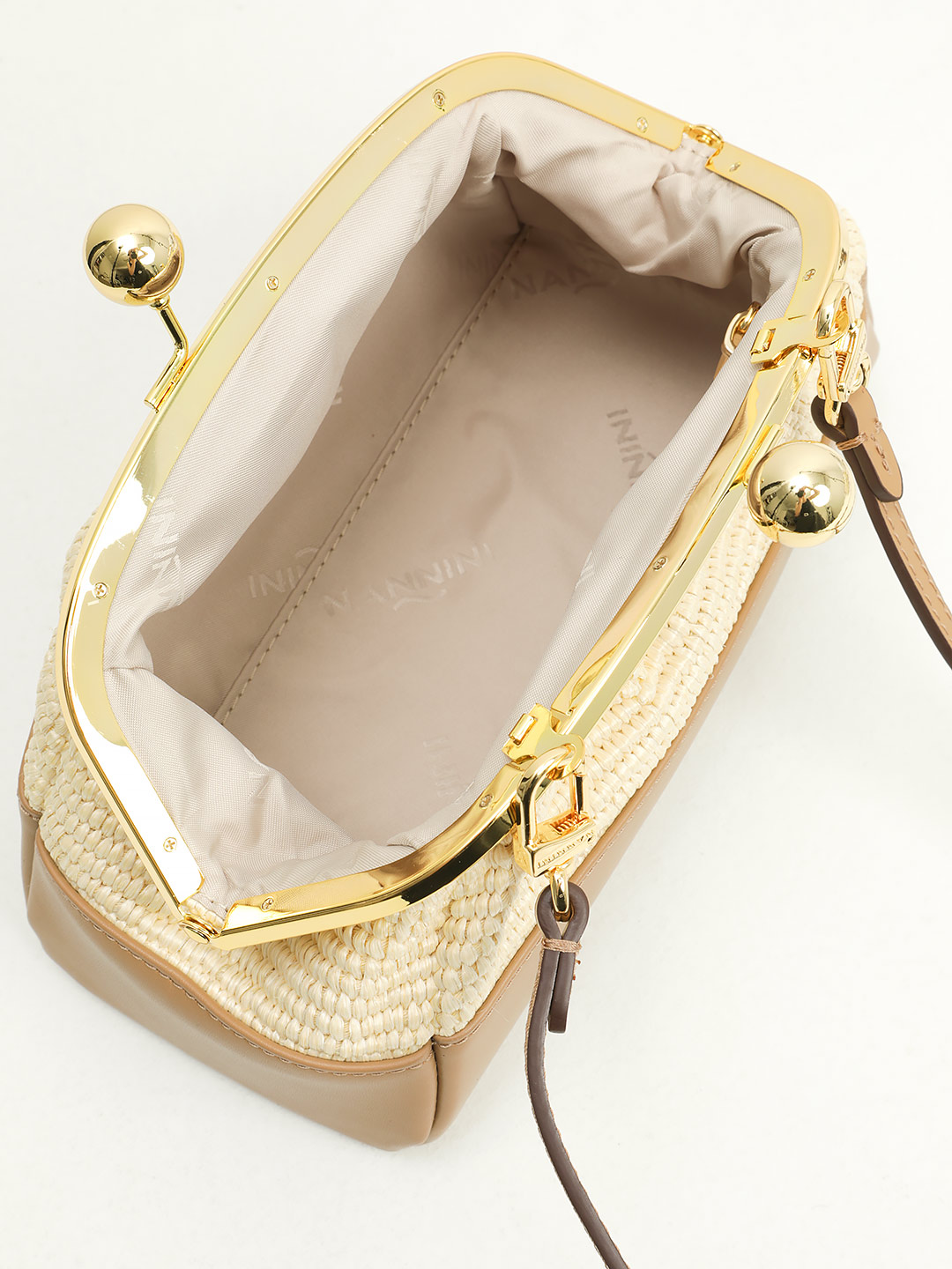 Маленькая сумка через плечо с фермуаром от Nannini из рафии и натуральной кожи бежевого цвета