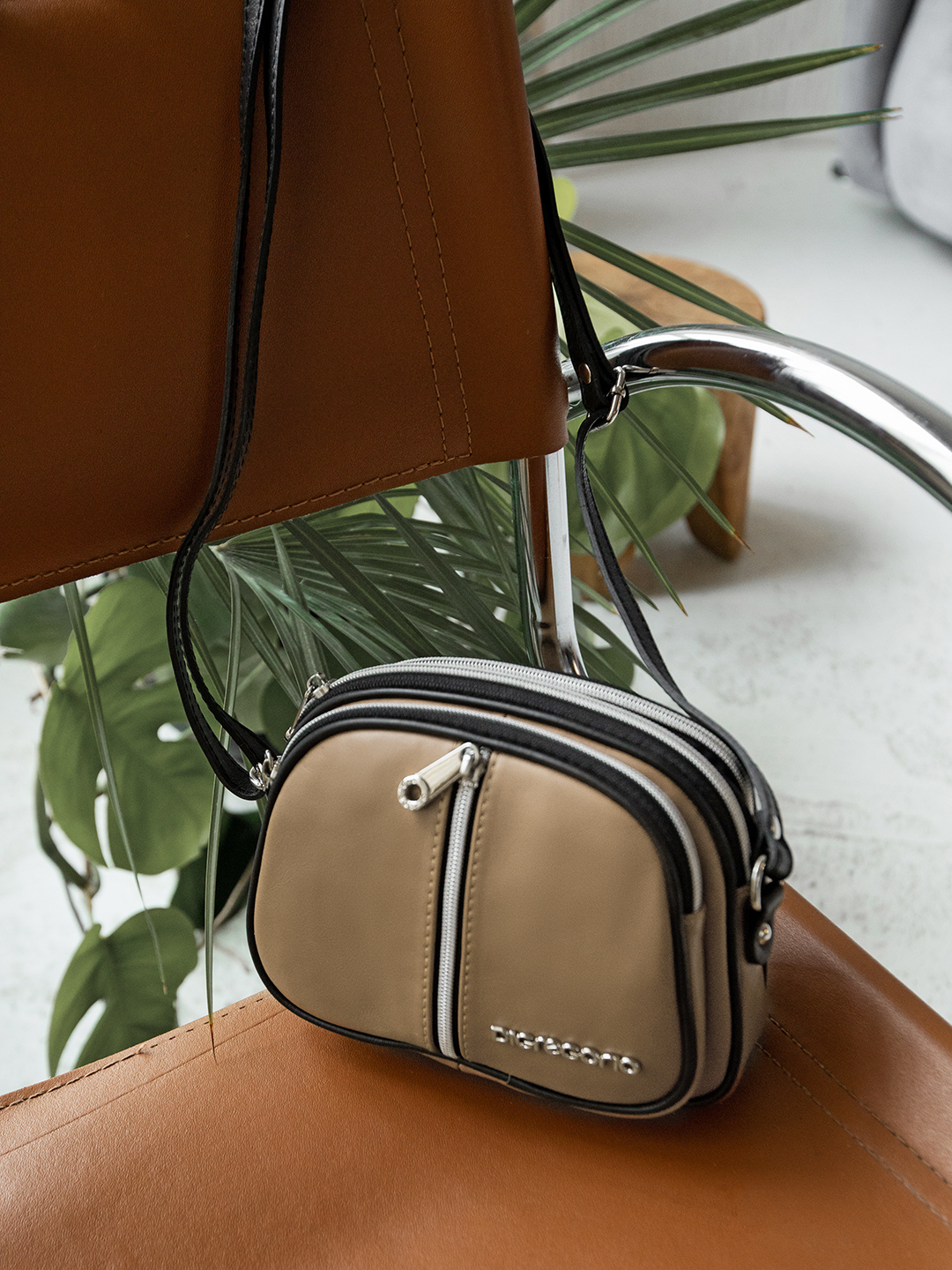 Кросс - боди с тремя молниями от Di Gregorio в цвете тауп