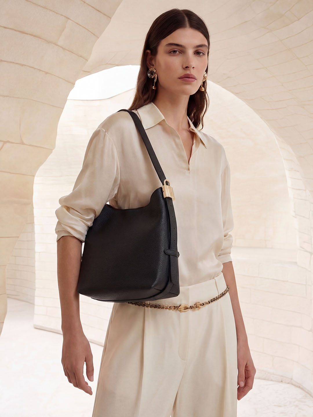 Сумка-мешок от Be Nice с фурнитурой в виде замка из натуральной кожи черного цвета