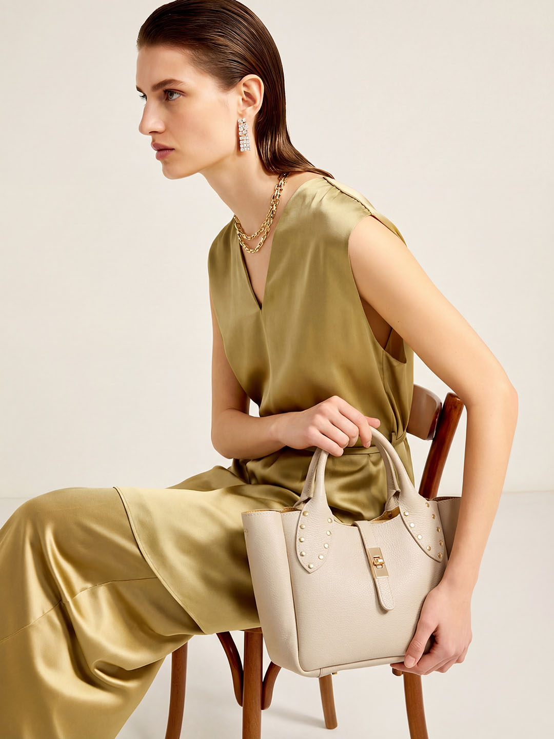 Сумка с клёпками на ручках от бренда FOLLE бежевого цвета