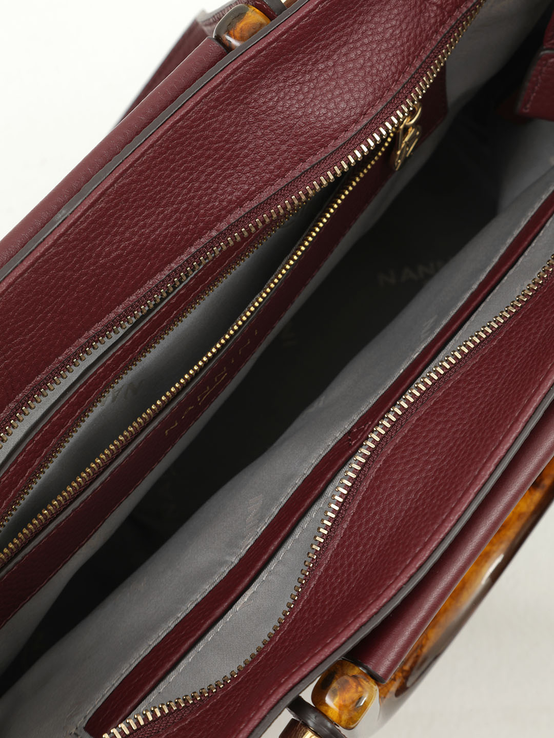 Классическая сумка от Nannini с двумя парами ручек бордового цвета