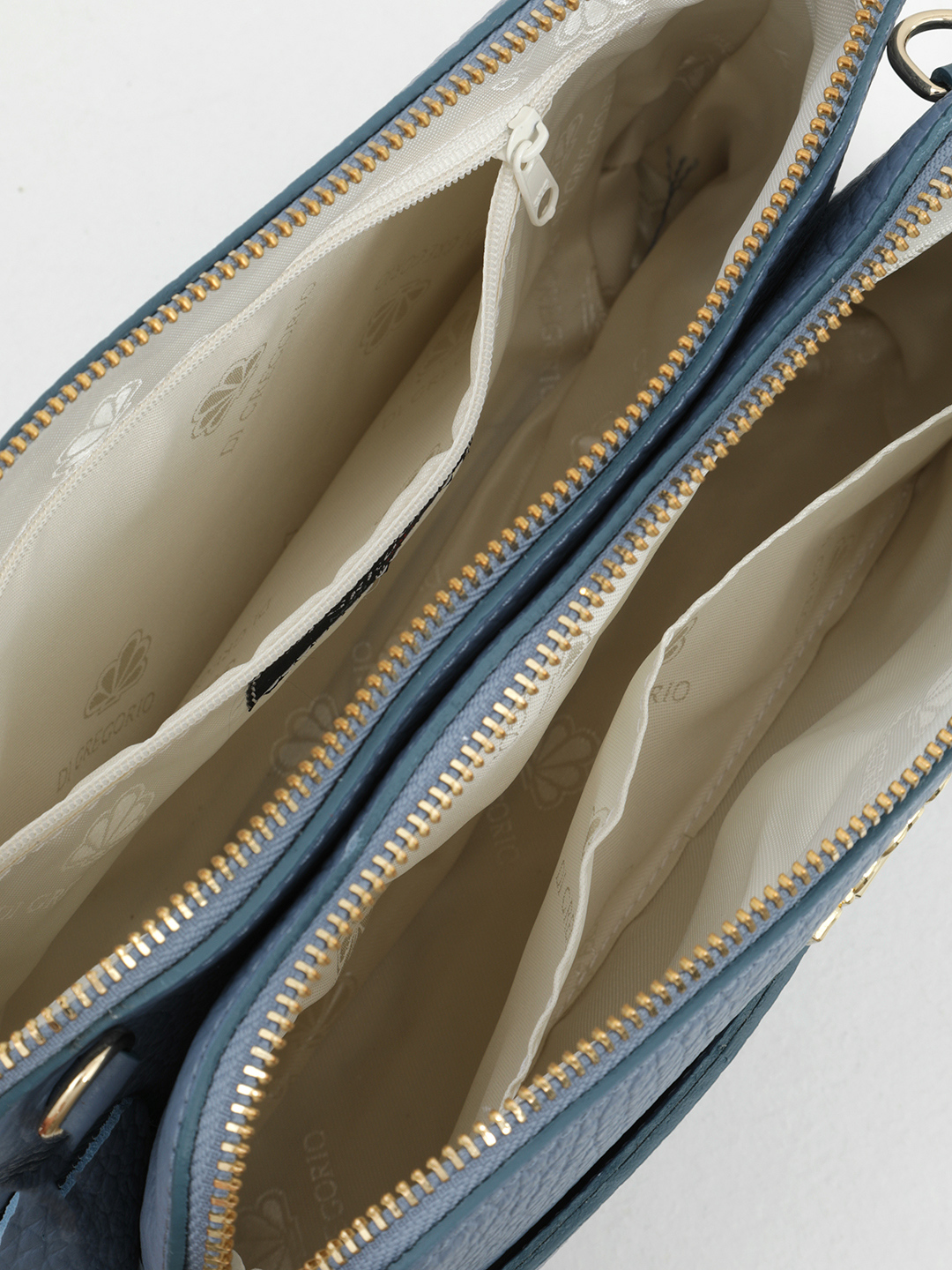 Кросс-боди с двумя отделениями и ремнём с элементами цепочки от Di Gregorio в голубом оттенке azul