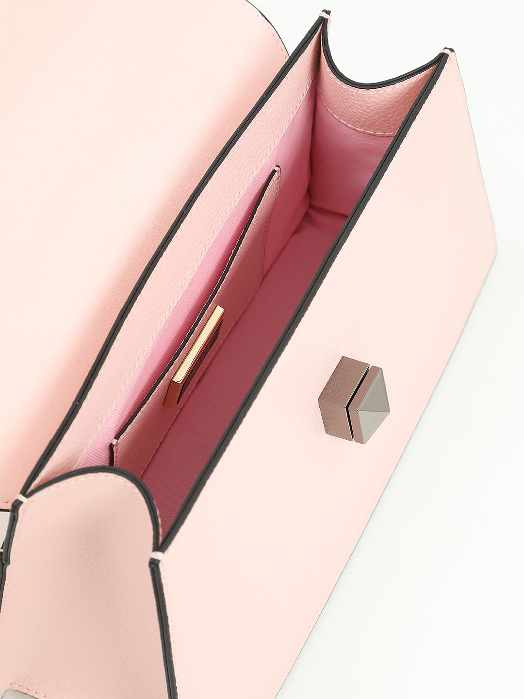 Кросс-боди на плечо с именной гравировкой на карабинах от CROMIA в розовом оттенке