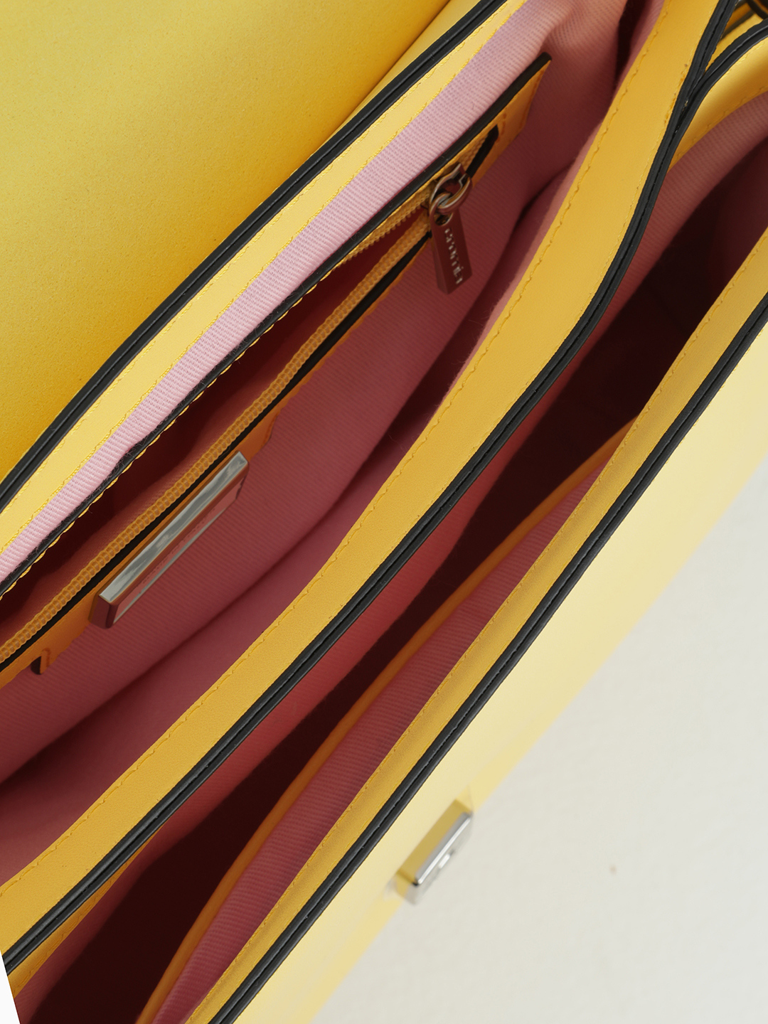 Жёлтая кросс-боди в размере М с длинным регулируемым ремнём от CROMIA