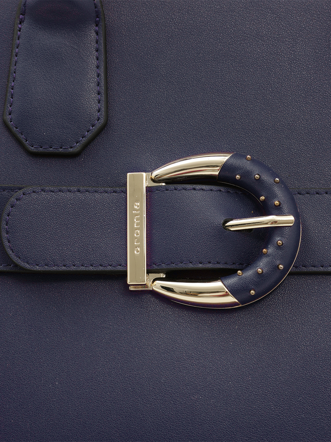 Сумка от Cromia в натуральной гладкой коже синего цвета с фурнитурой в виде пряжки