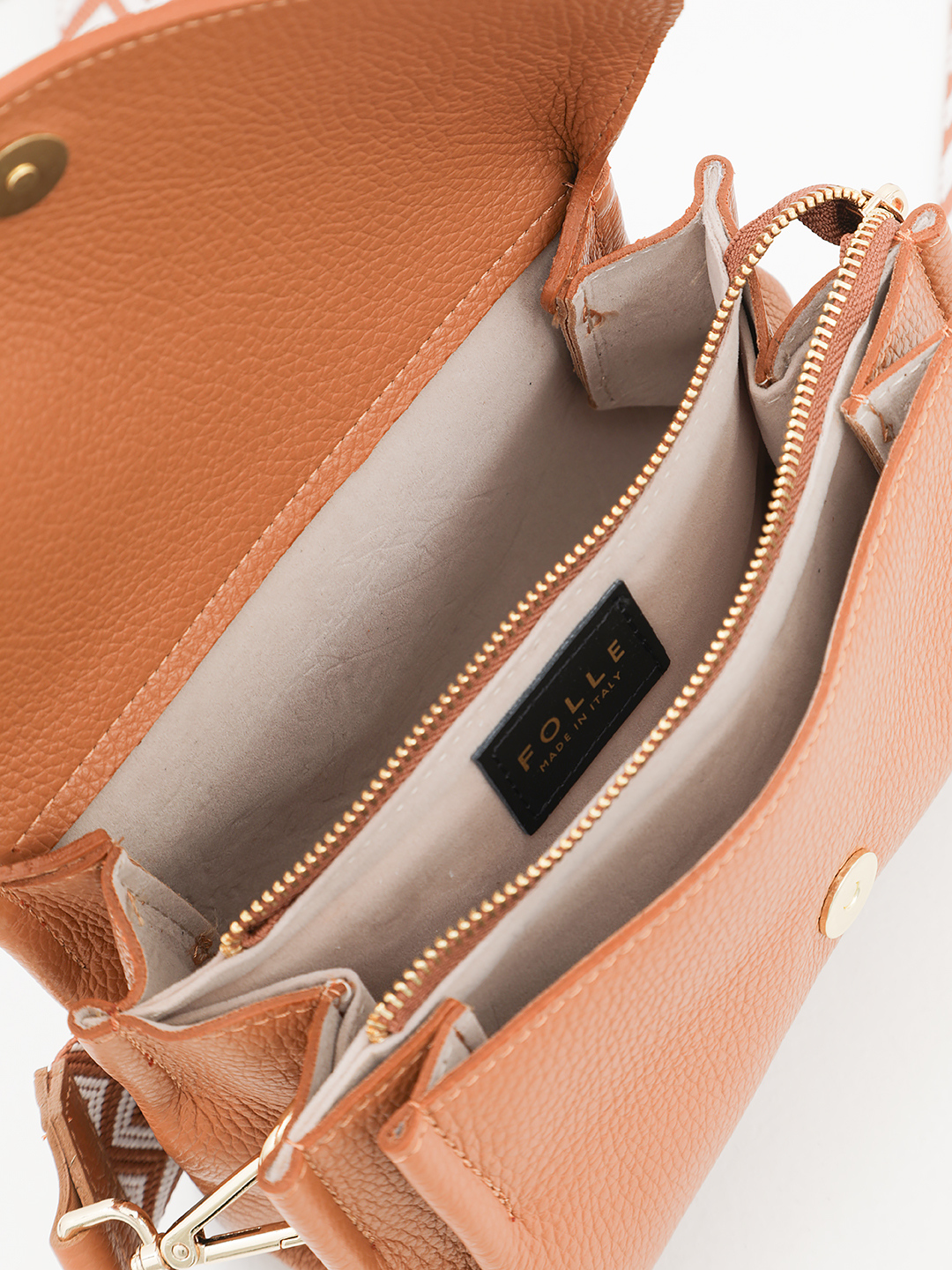 Кросс-боди с треугольным клапаном и текстильным этно ремнём от FOLLE в рыжем цвете