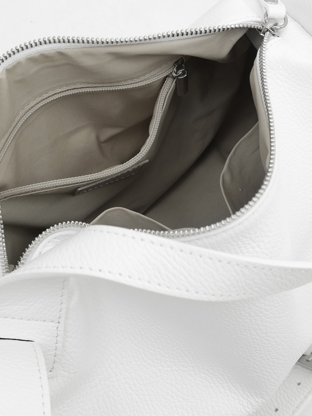 Мягкая сумка-мешок с длинным ремнем на плечо от FOLLE в коже белого цвета