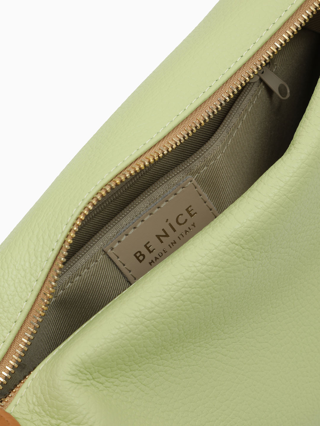 Мягкая сумка-багет с удлиняющейся ручкой от BE NICE из натуральной кожи в оттенке мимозы с рыжими ручками