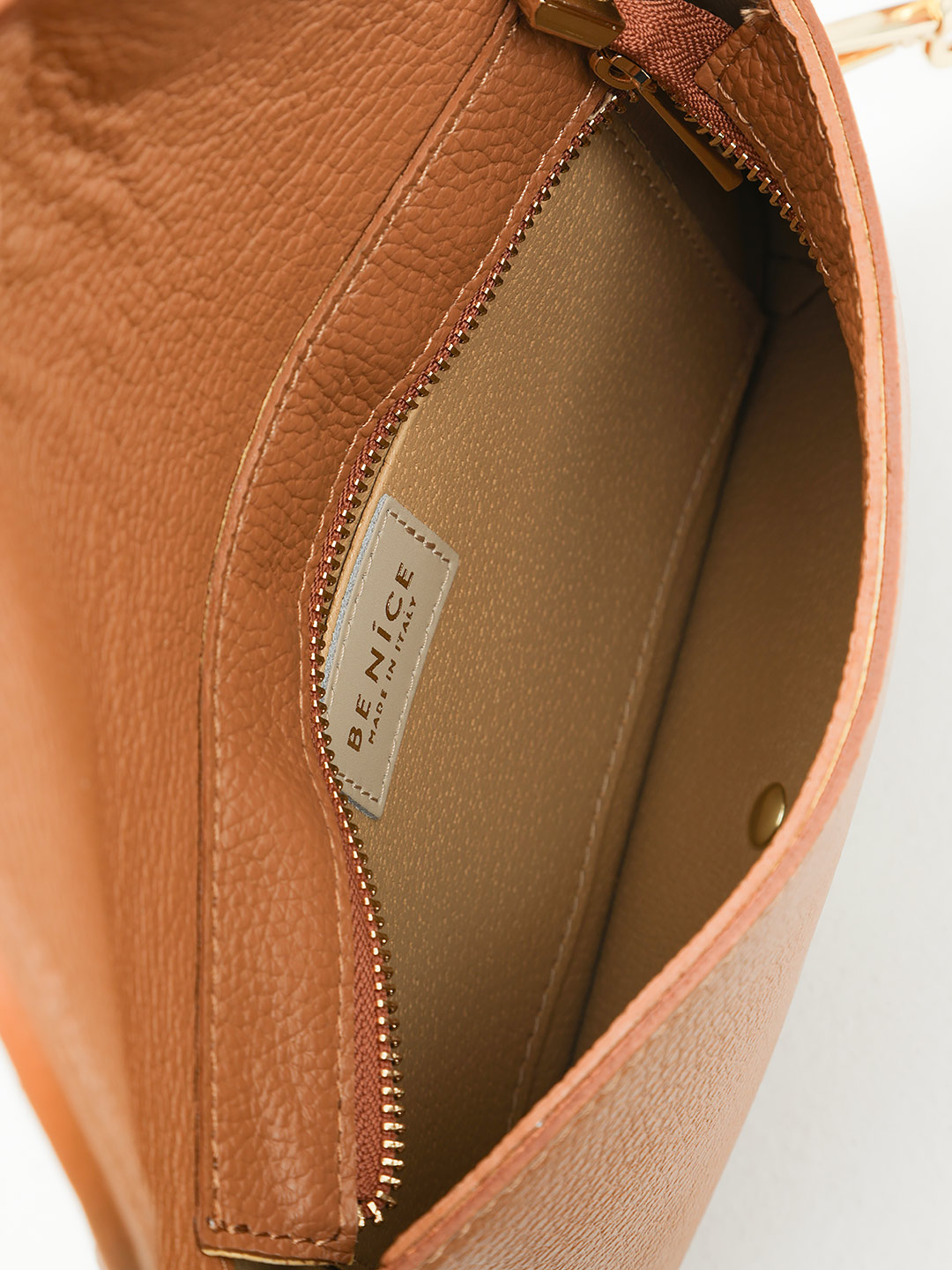 Сумка через плечо от Be Nice из натуральной кожи рыжего цвета и бежевой рафии