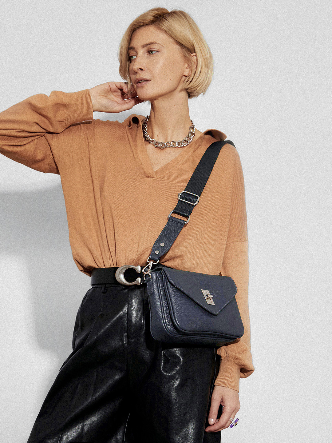 Сумка кросс-боди от итальянского бренда FOLLE из натуральной кожи синего цвета