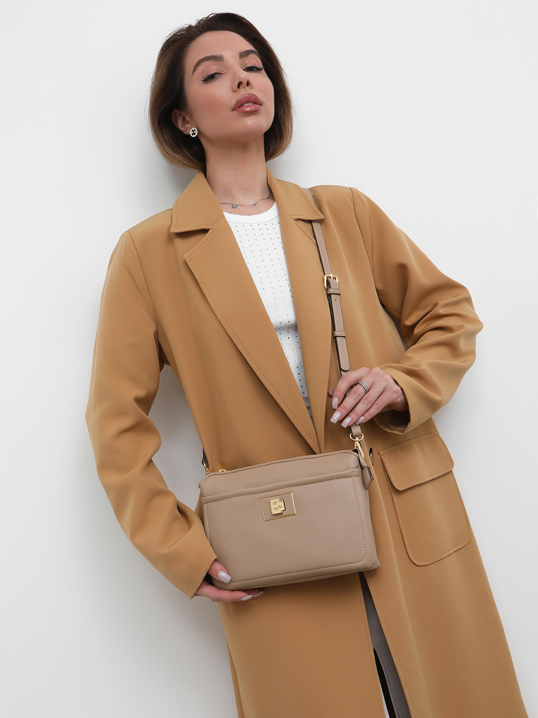 Кросс-боди с поворотной фурнитурой в виде буквы "E" от ERMANNO FIRENZE в песочном оттенке