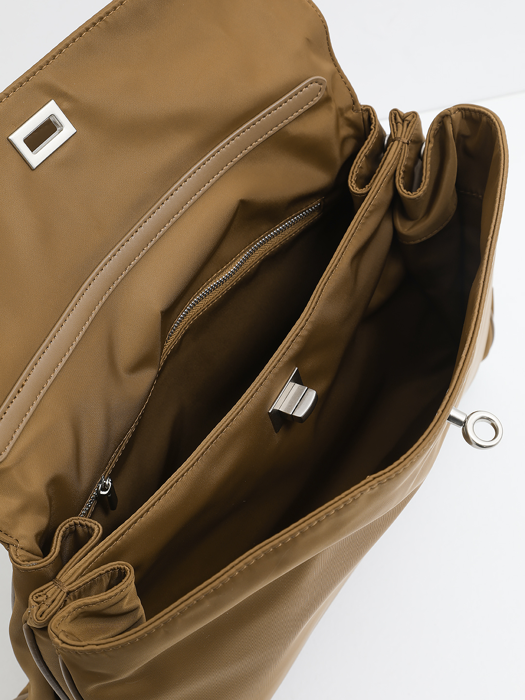 Нейлоновая сумка в размере М с фурнитурой серебристого оттенка от IVORY в медовом оттенке