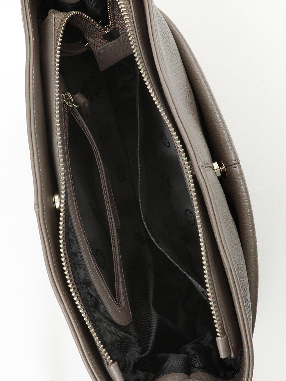 Полукруглая кросс-боди с металлическими буквами KELLEN в шоколадном оттенке