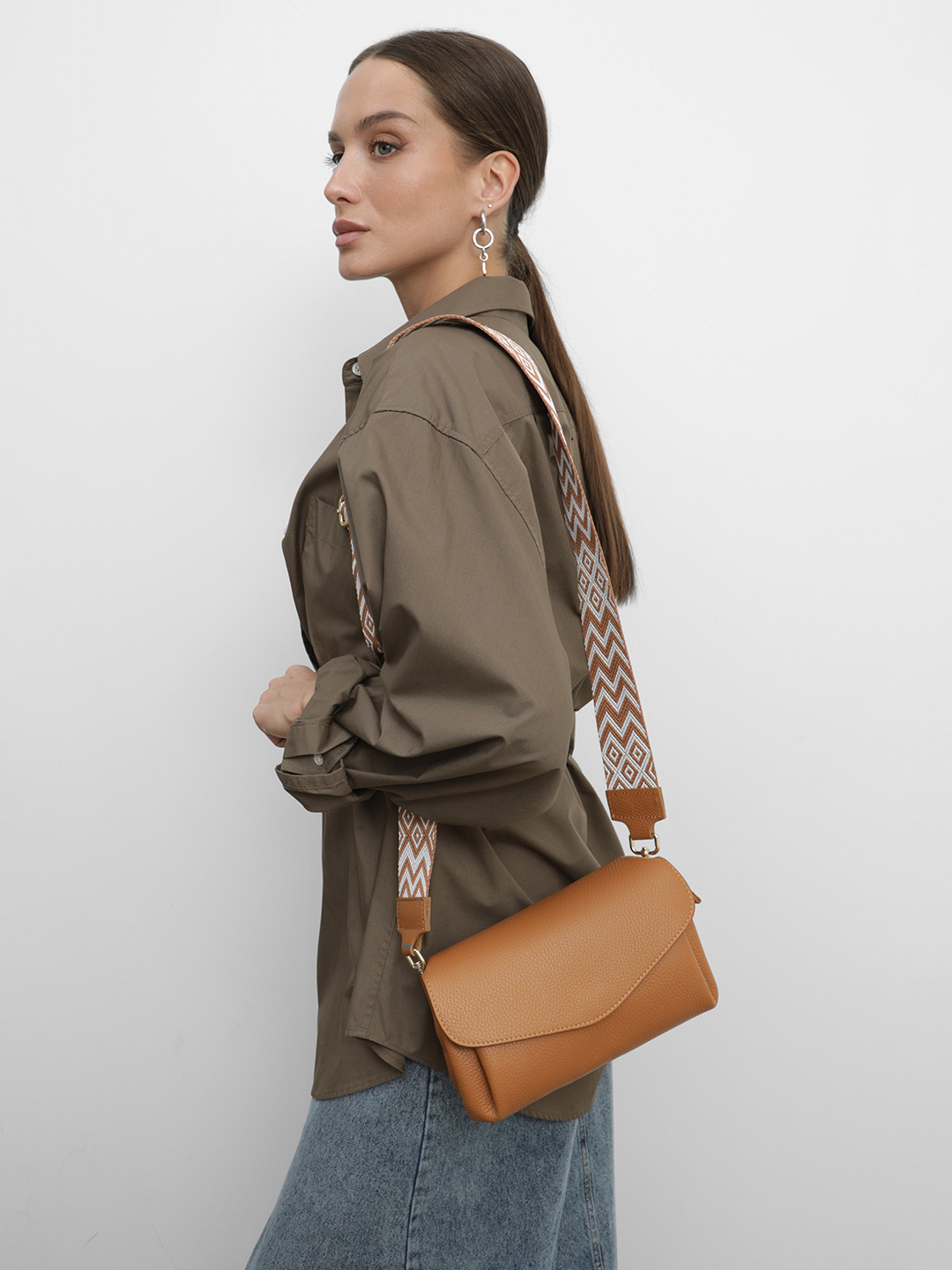 Кросс-боди с треугольным клапаном и текстильным этно ремнём от FOLLE в рыжем цвете