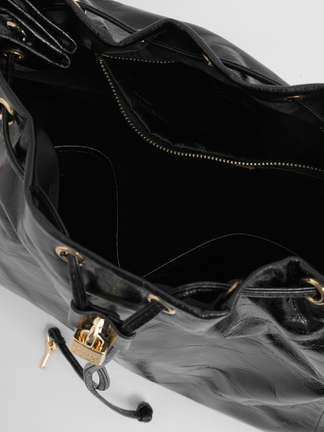 Сумка в силуэте а-ля кисет с фурнитурой-замком от Christian Villa в чёрном цвете