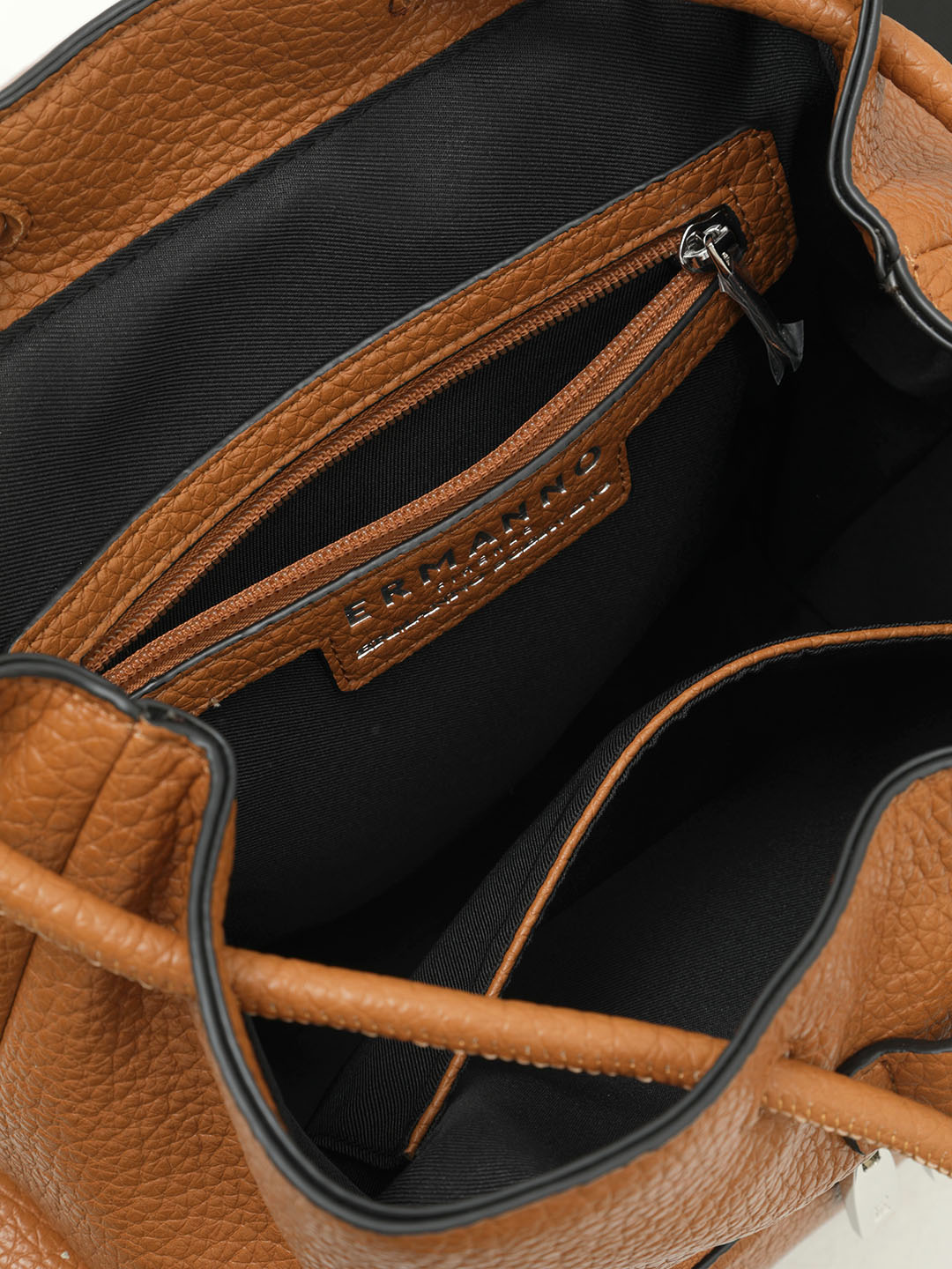 Женский рюкзак от Ermanno Firenze с передним карманом на молнии и боковыми с клапаном рыжего цвета