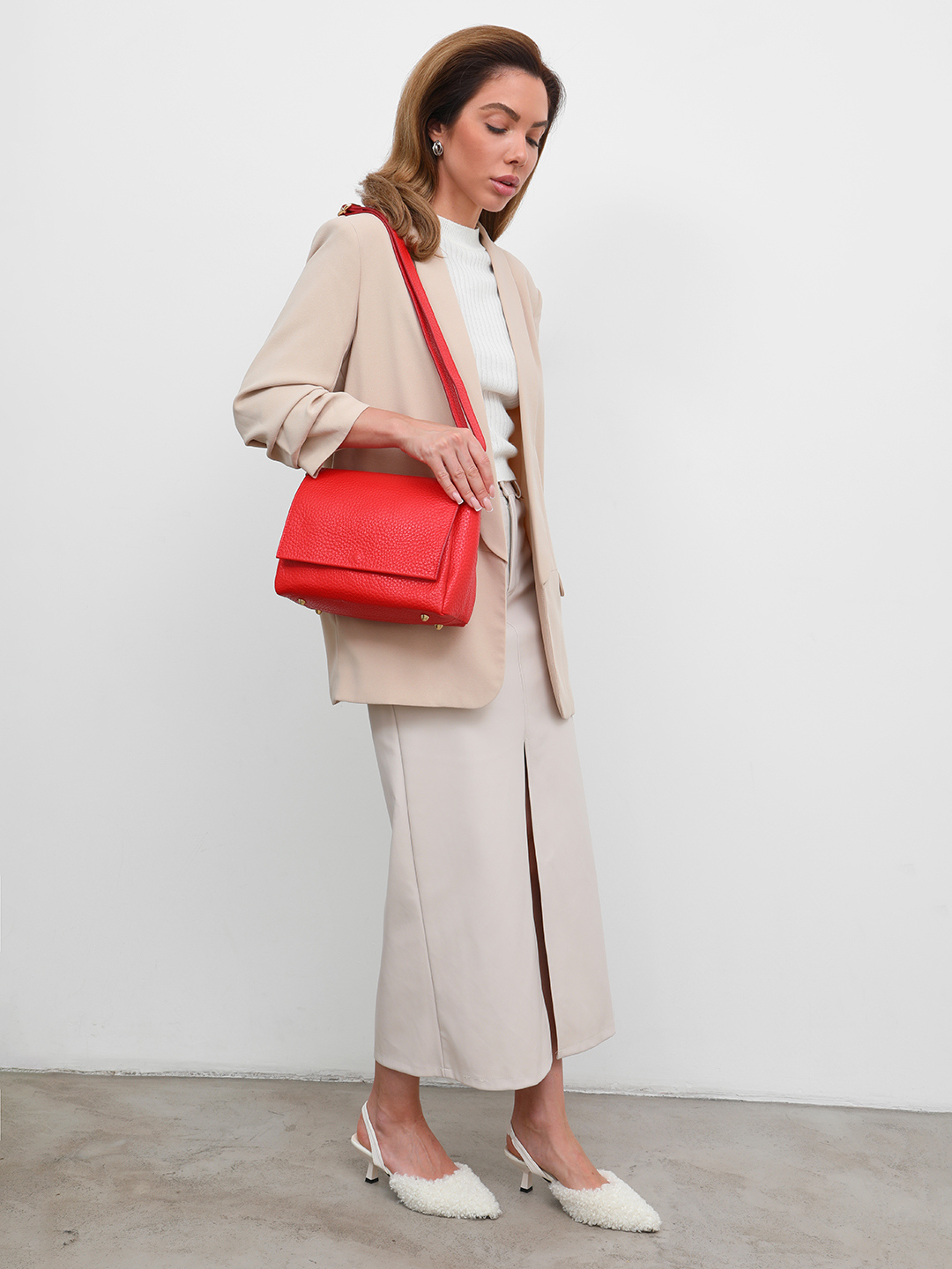 Кросс-боди на плечо с регулируемым ремнём от FOLLE из крупнозернистой кожи красного цвета