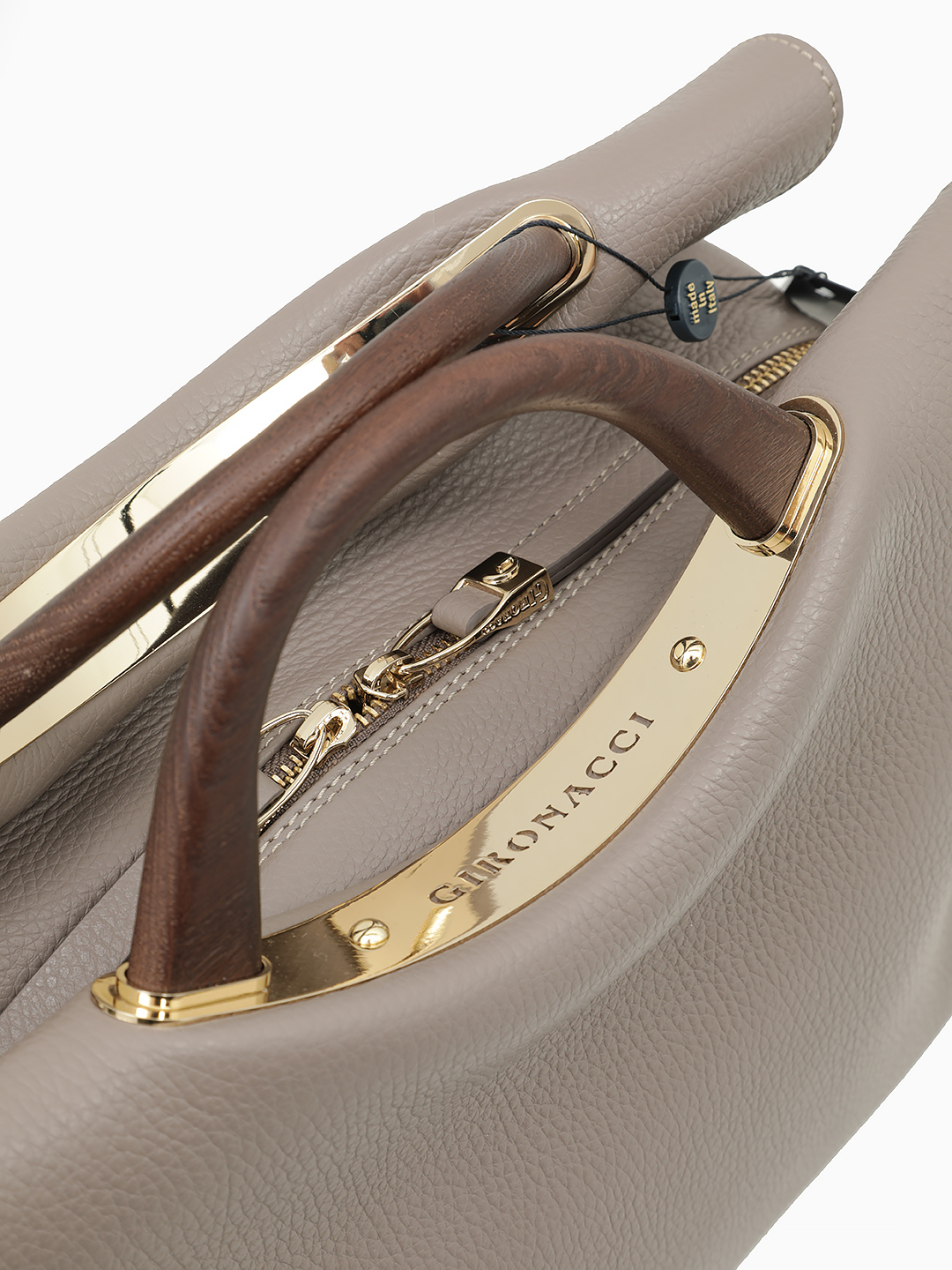 Сумка-тоут с ручками из натурального дерева и дугообразной фурнитурой с гравировкой от Gironacci в цвете тауп