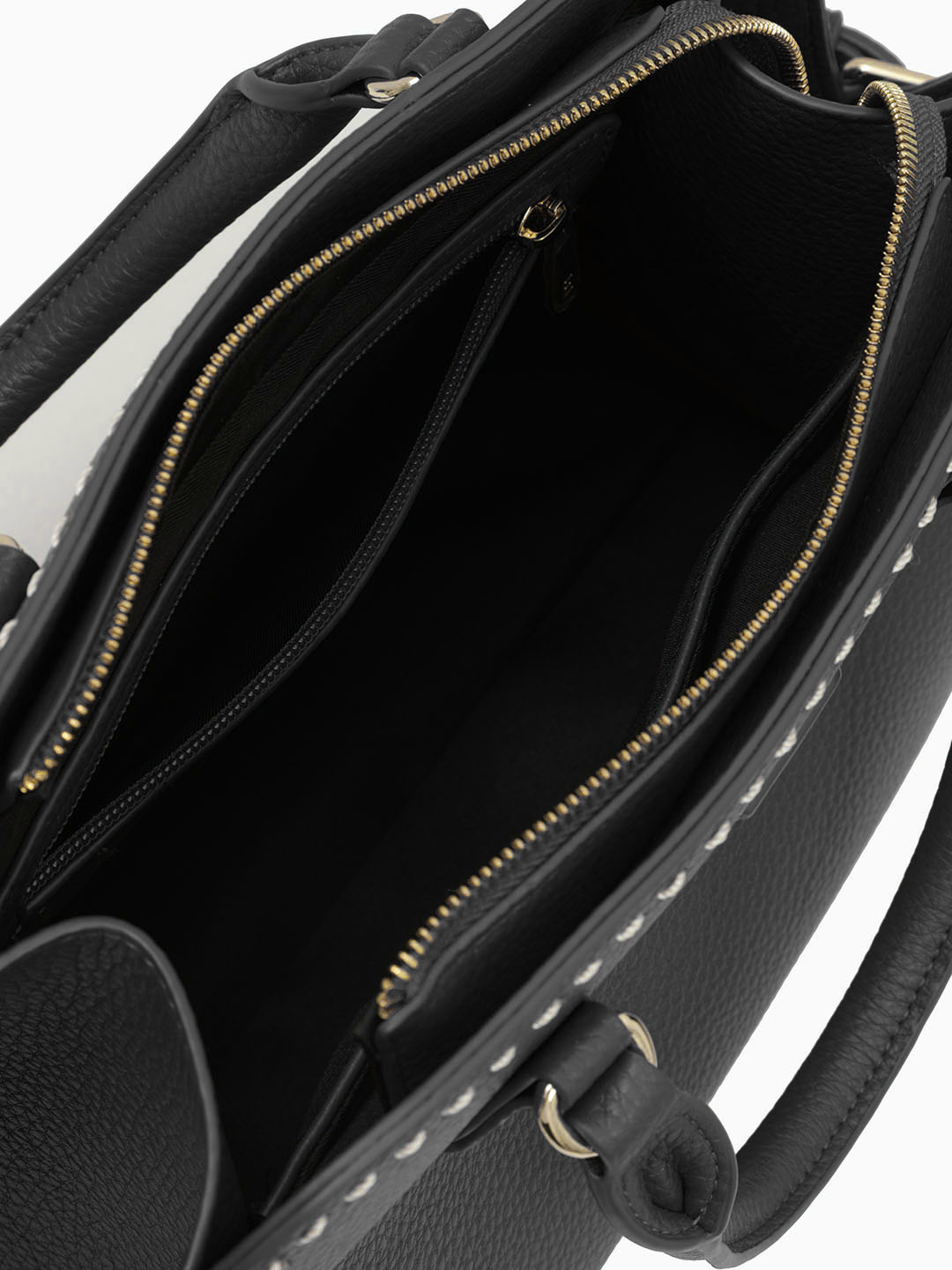 Классическая сумка черного цвета от Ermanno Firenze с контрастной строчкой по периметру