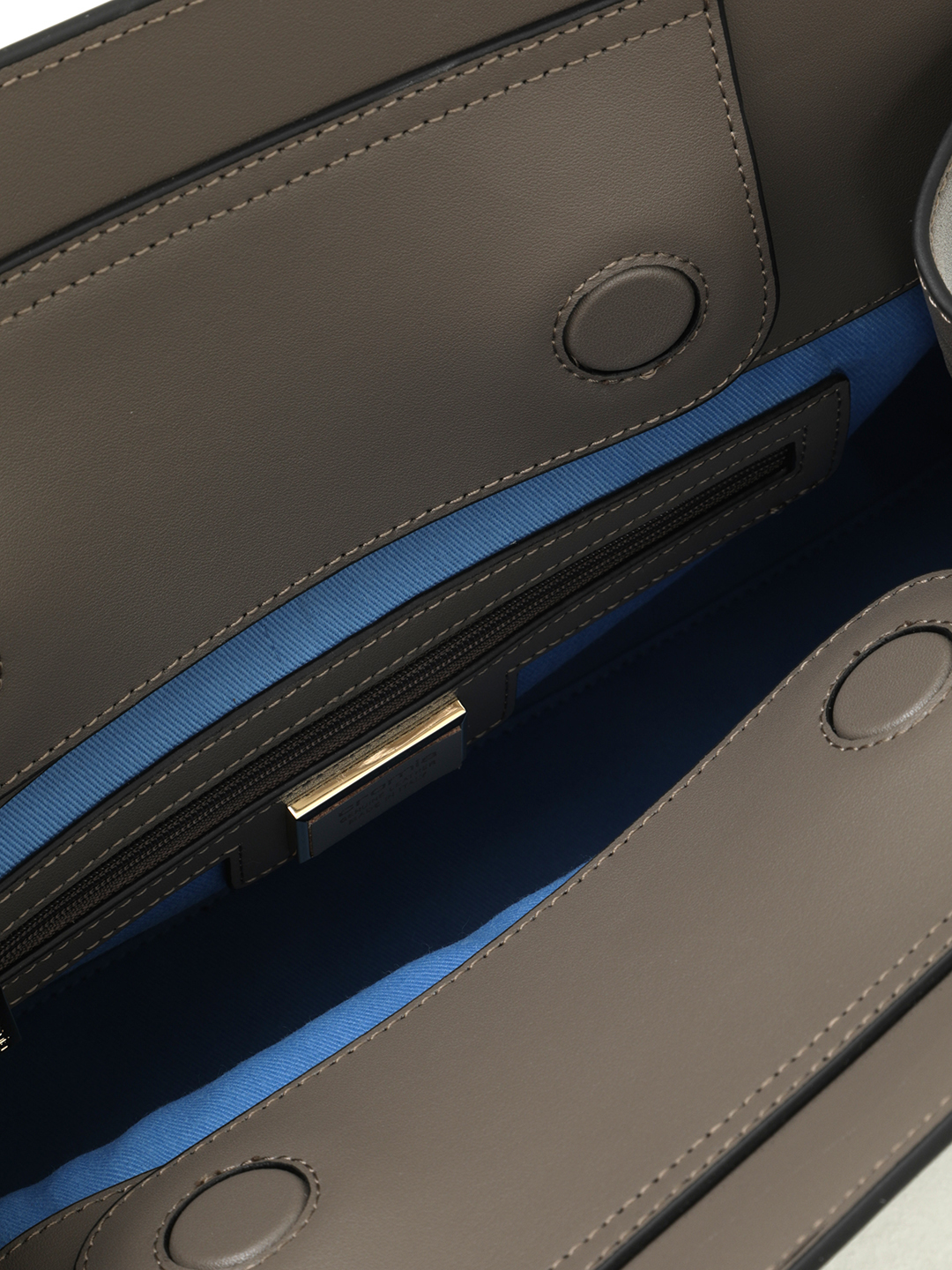 Сумка от Cromia в натуральной гладкой коже бежевого цвета с фурнитурой в виде пряжки