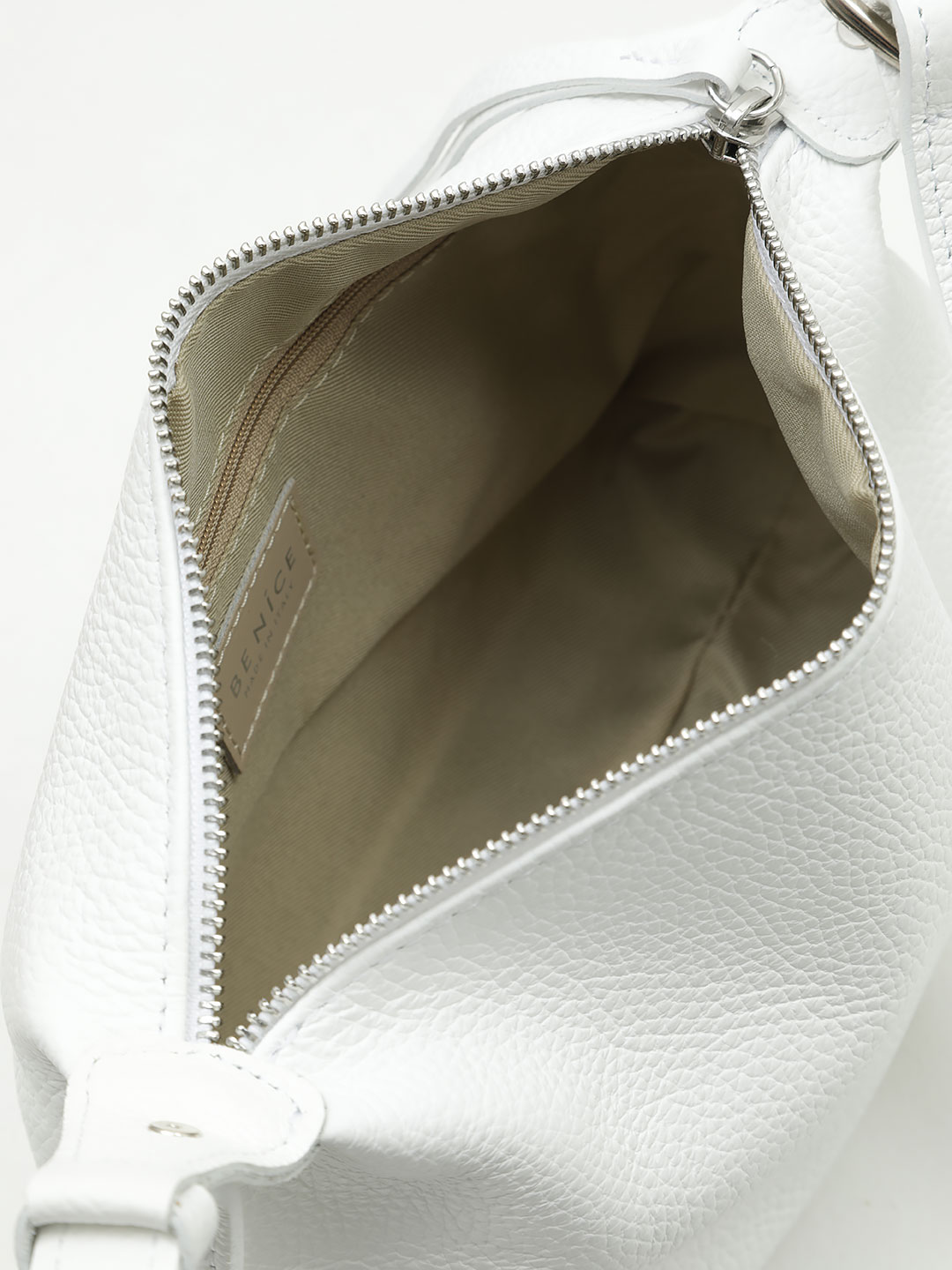 Сумка-багет мягкой формы с регулирующейся ручкой от BE NICE из натуральной кожи в белом цвете