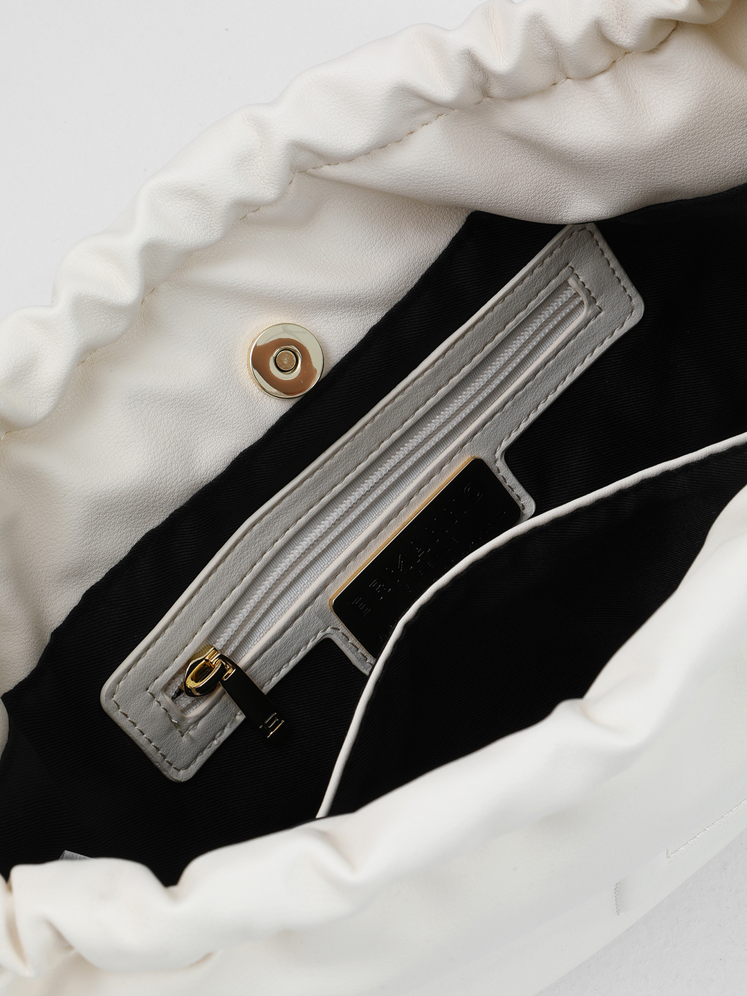 Сумка-мешок с объёмной монограммой ERMANNO FIRENZE в оттенке слоновой кости