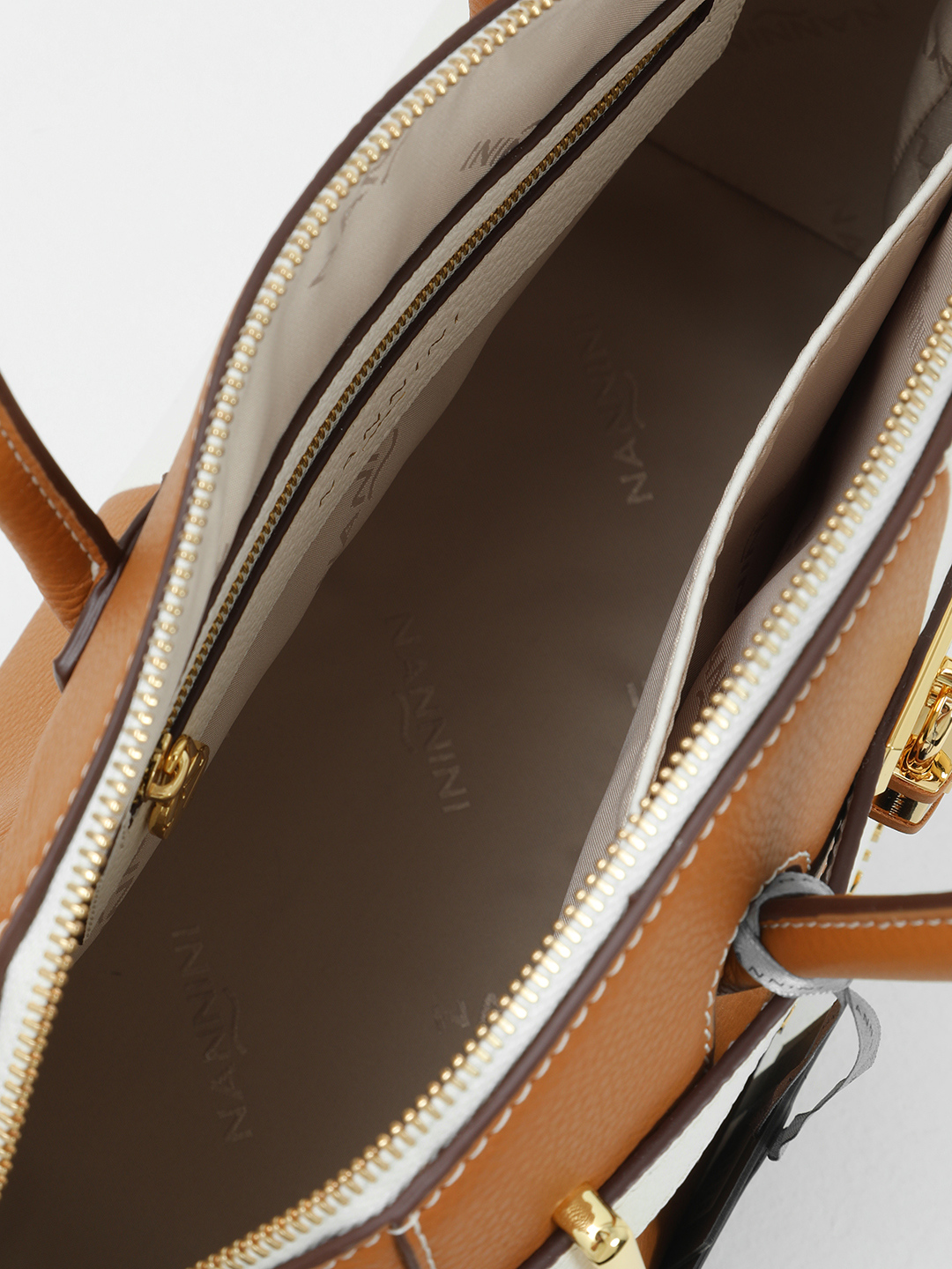 Сумка-тоут с фурнитурой-замком от NANNINI в сочетании коньячного оттенка и белого цвета off-white