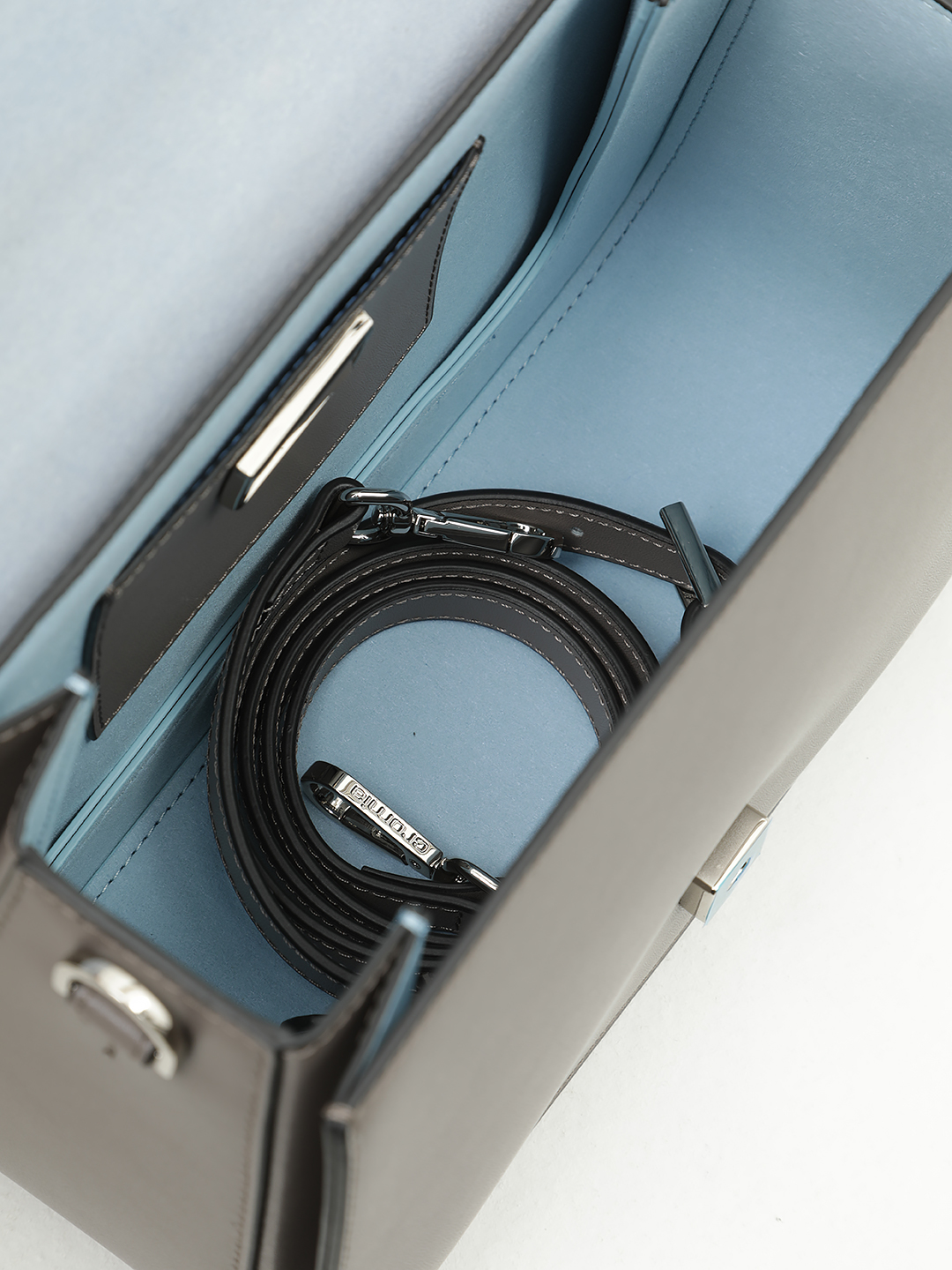 Сэтчел от Cromia в натуральной гладкой коже в оттенке тауп с фирменной матовой металлической фурнитурой