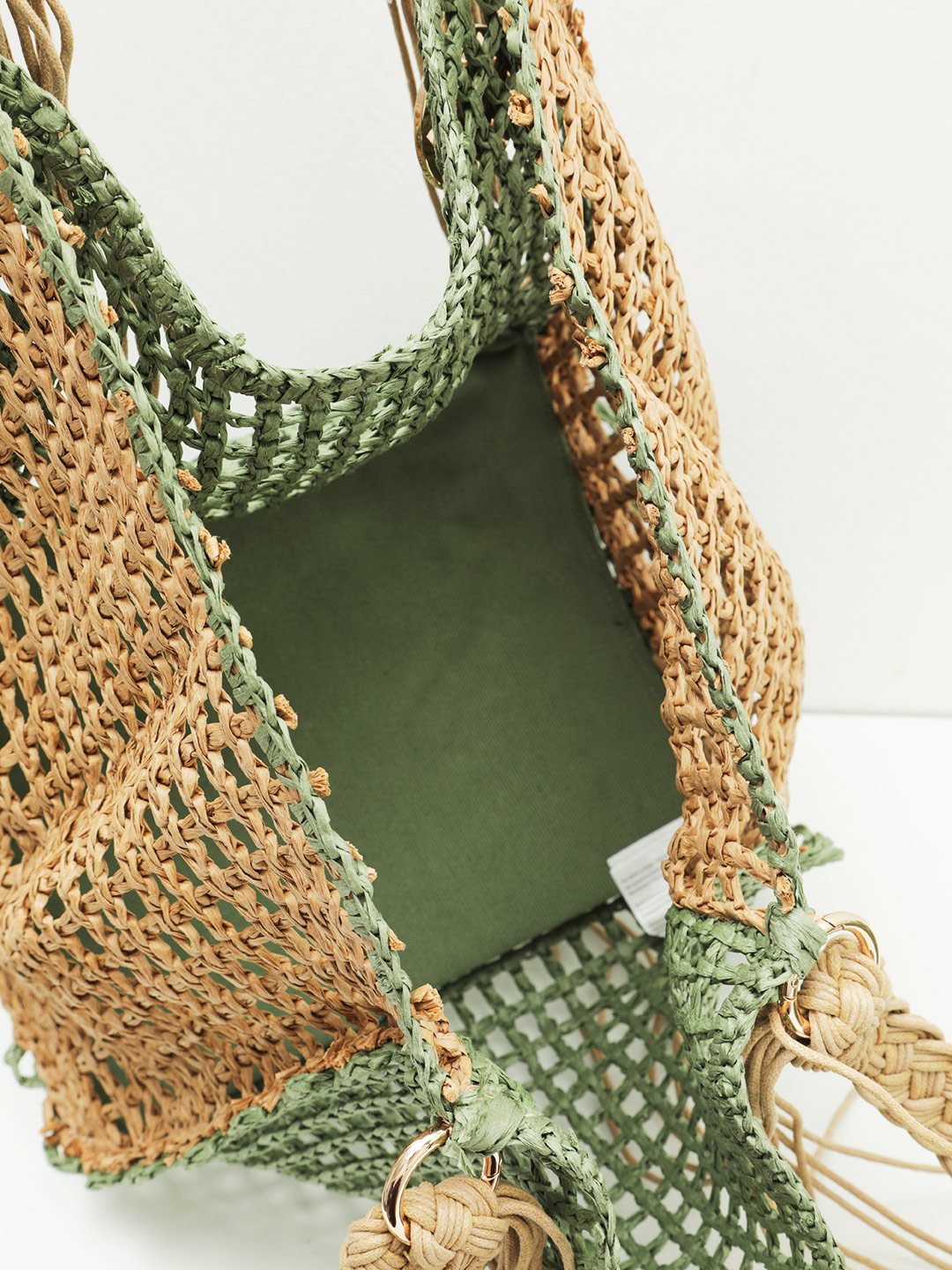 Сумка-мешок с тканевым вкладышем и кистями на ручках от Alex Max из рафии светло-зеленого оттенка
