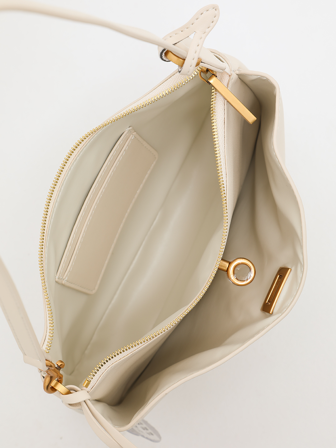 Кросс-боди в размере S с золотистым поворотным замком от IVORY в молочном оттенке