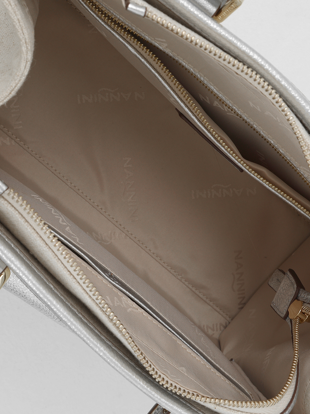 Сумка-тоут с логотипом на внешнем кармане от NANNINI из текстиля и натуральной кожи серебристого оттенка