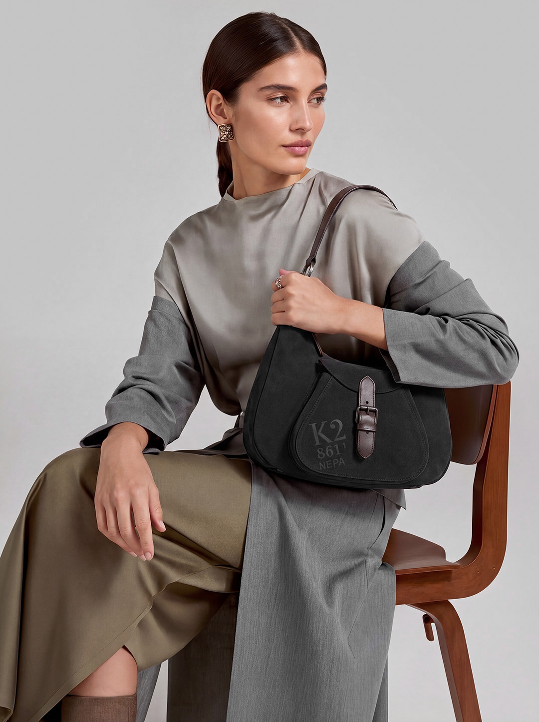 Сумка-мешок от Nannini из замши черного цвета с элементами отделки из коричневой кожи