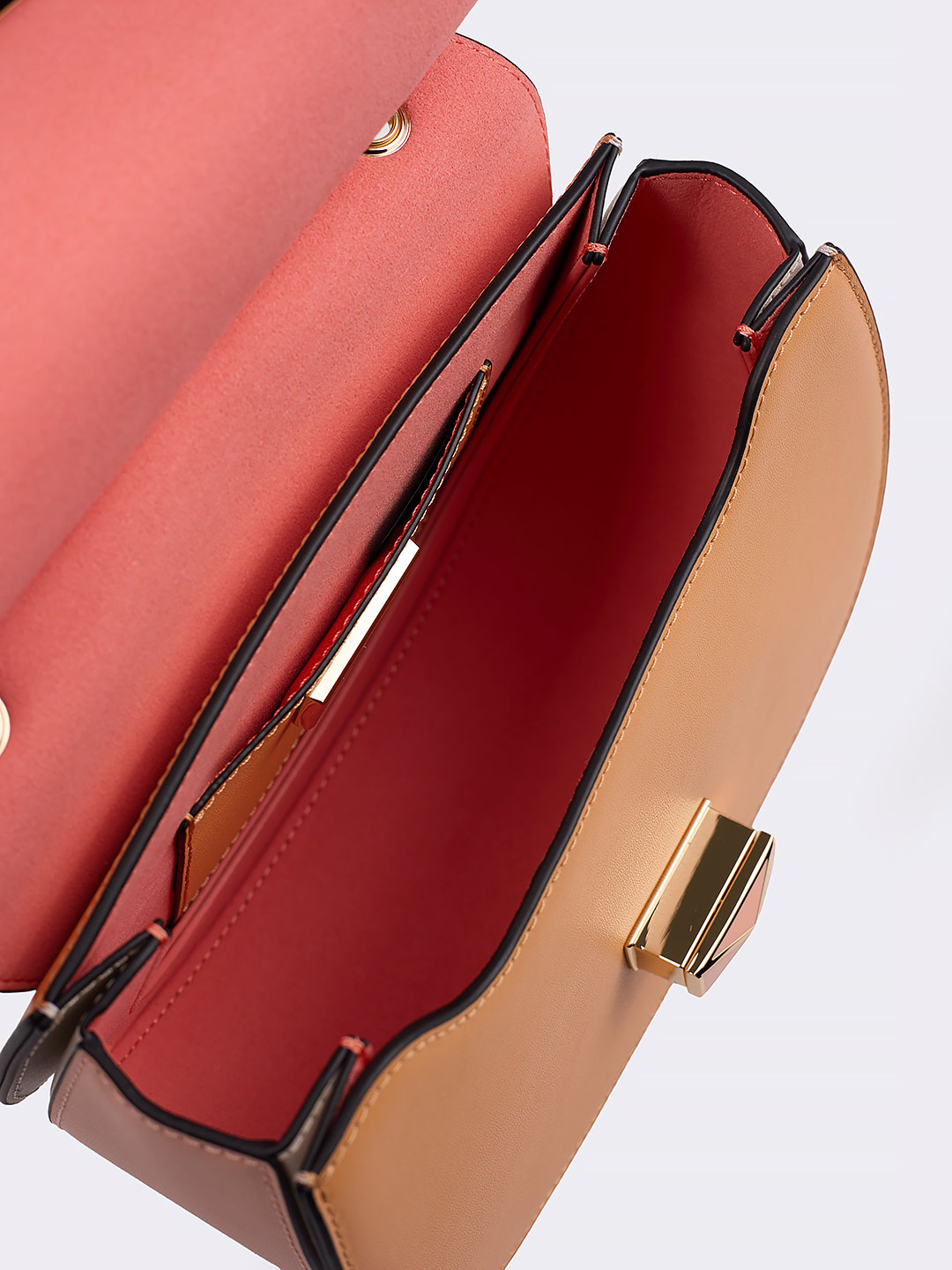 Небольшая сумка полукруглой формы с поворотным замком на фирменной пряжке от Cromia из рыжей и розовой кожи