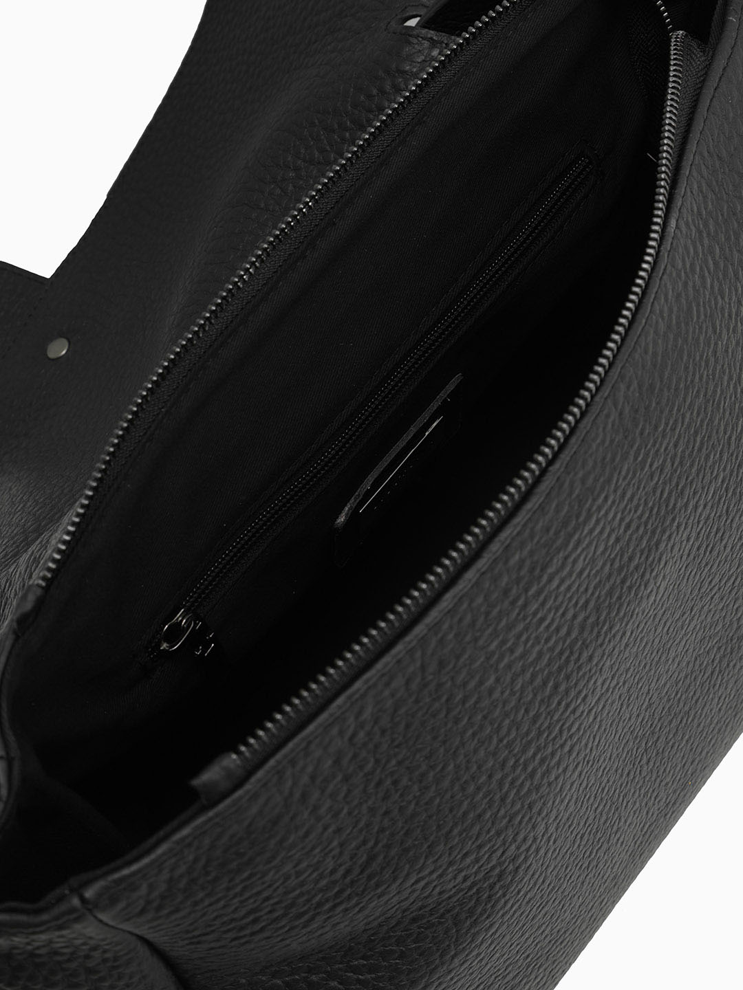 Сумка от Ripani с декоративной кожаной пряжкой на клапане из натуральной кожи черного цвета