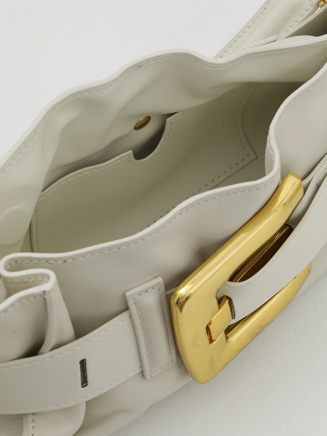 Бежевый багет со складками и широкой пряжкой от IVORY