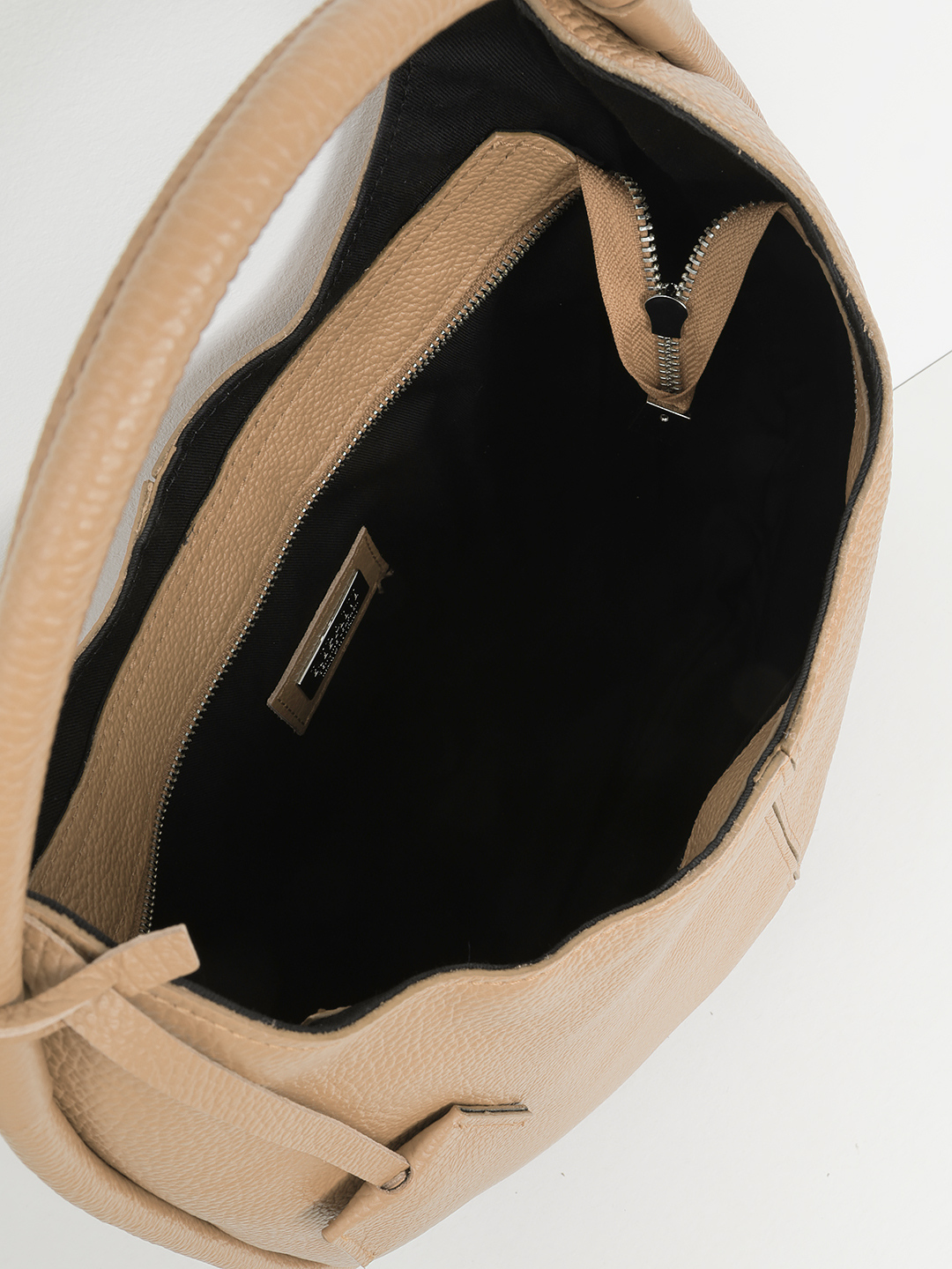 Сумка-мешок на плечо с серебристой фурнитурой от RIPANI в оттенке кэмел