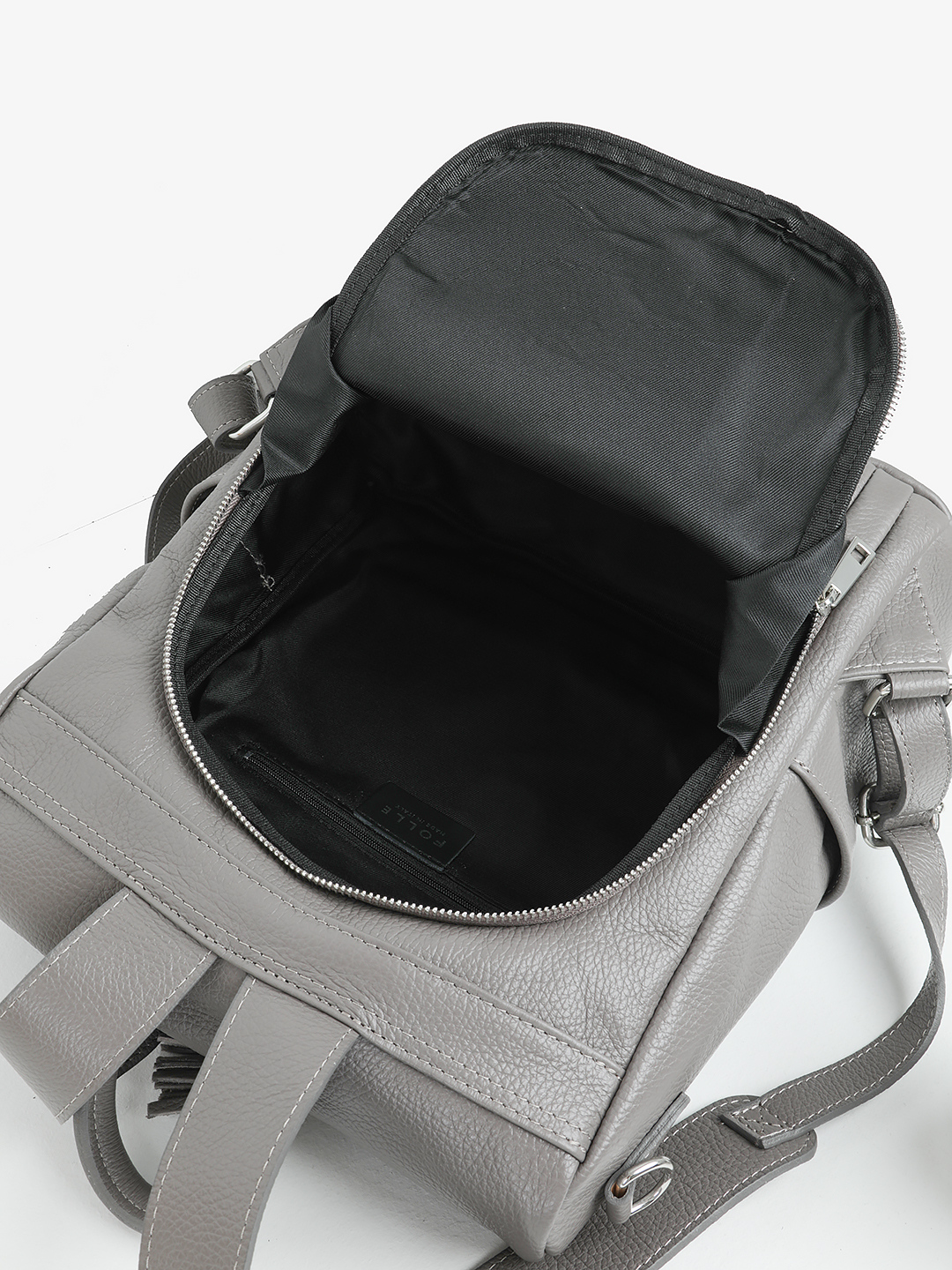 Объёмный рюкзак с кисточкой и двумя боковыми карманами в сером цвете от FOLLE