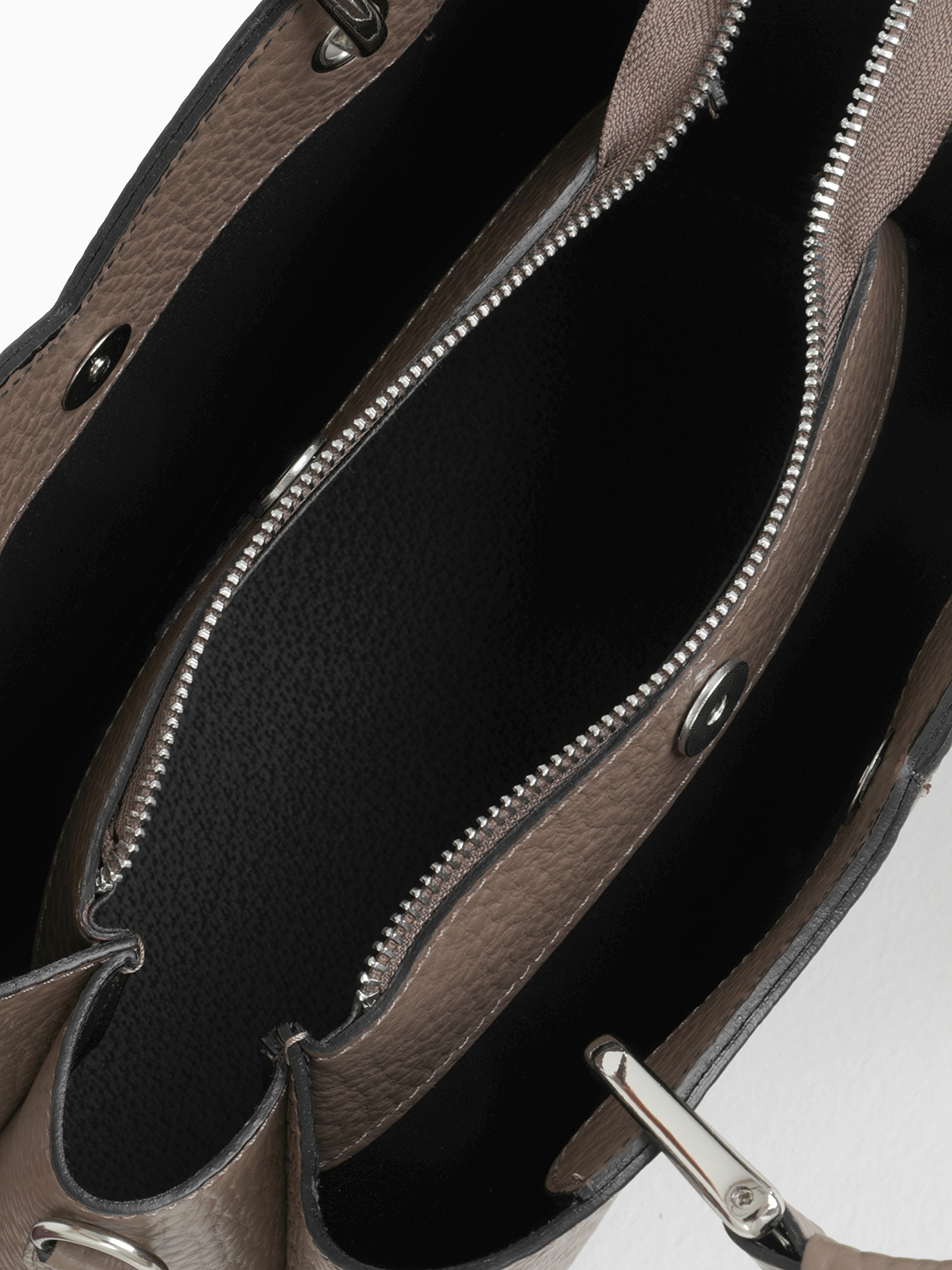 Тоут вееробразной формы в крупнозернистой коже тёмно-бежевого цвета от FOLLE