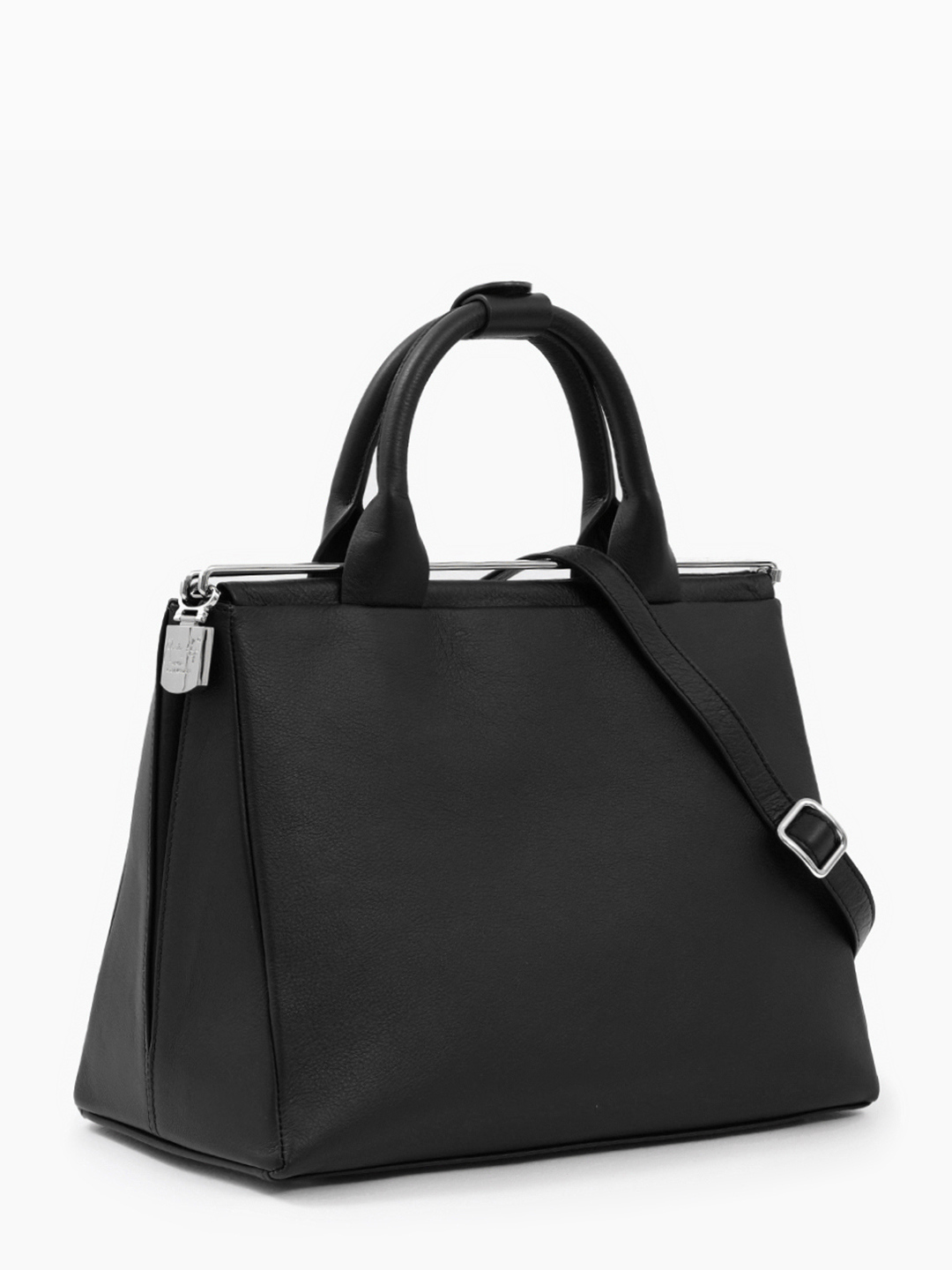 Чёрная сумка с серебристой металлической фурнитурой от Renato Angi