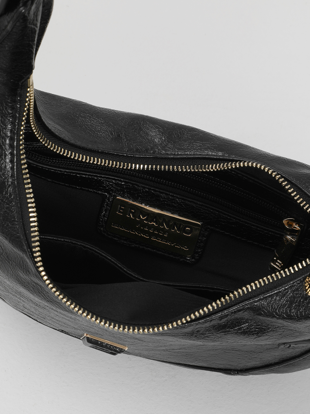Сумка-хобо в размере М с золотистым логотипом ERMANNO FIRENZE в чёрном цвете
