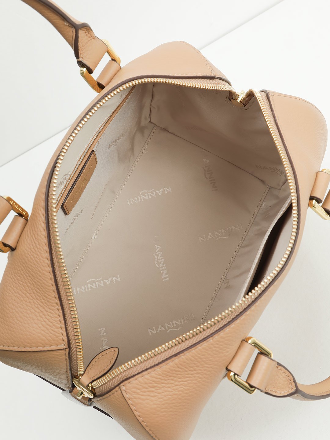 Боулер среднего размера от Nannini из натуральной кожи песочного цвета