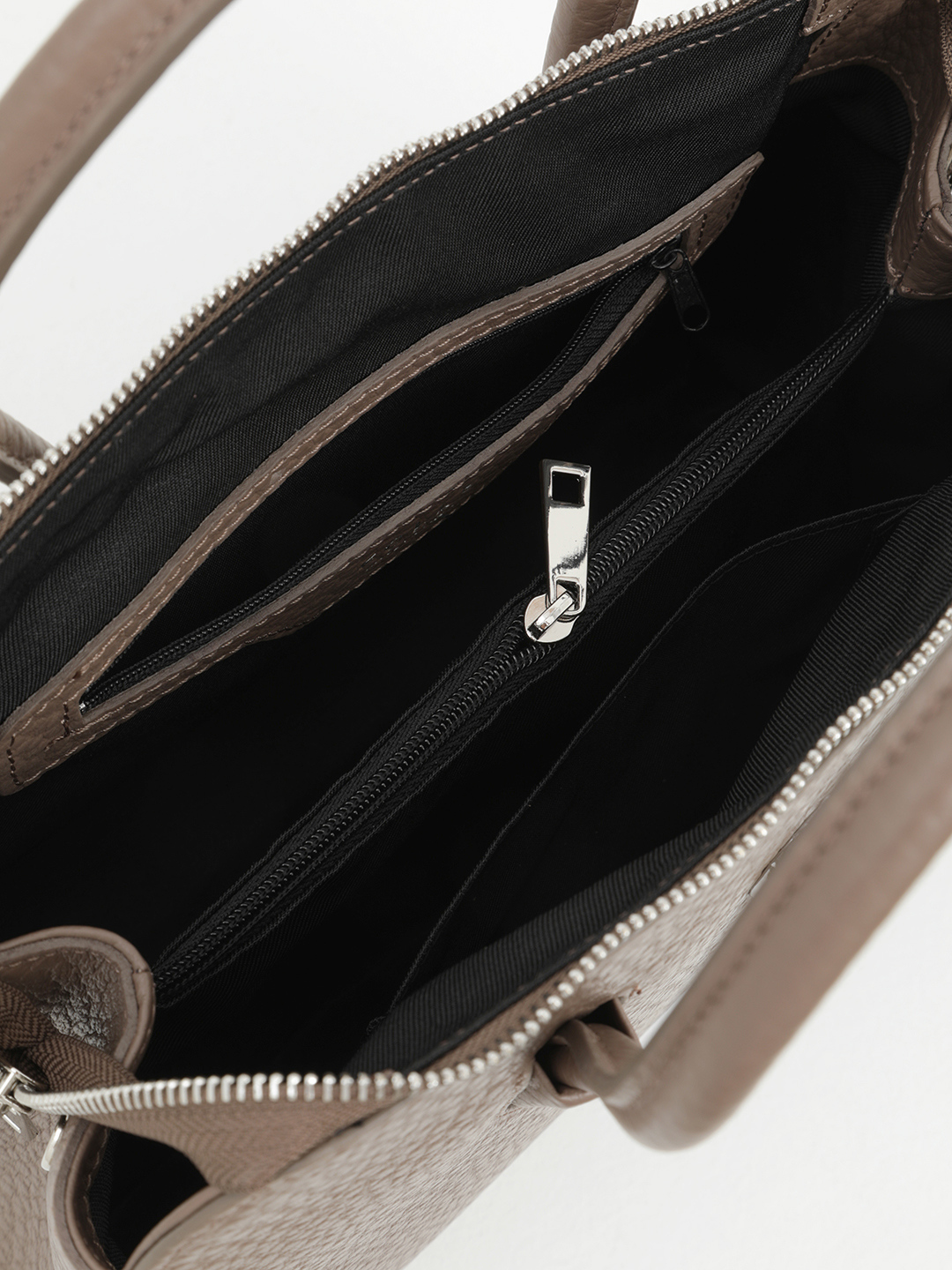 Сумка-тоут в размере М с круглой брендированной фурнитурой от FOLLE бежевого оттенка